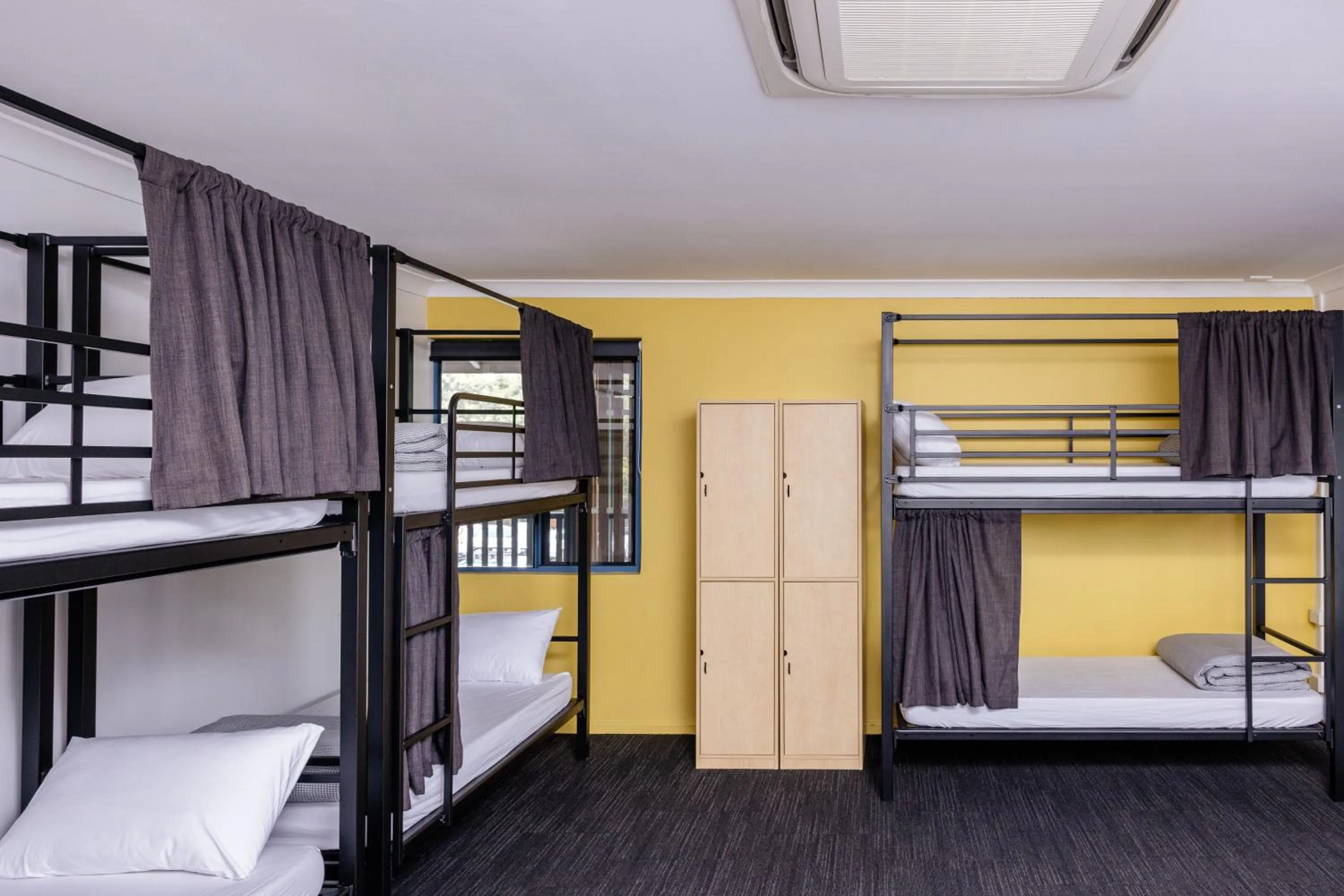 Bedroom, Bed in YHA Byron Bay