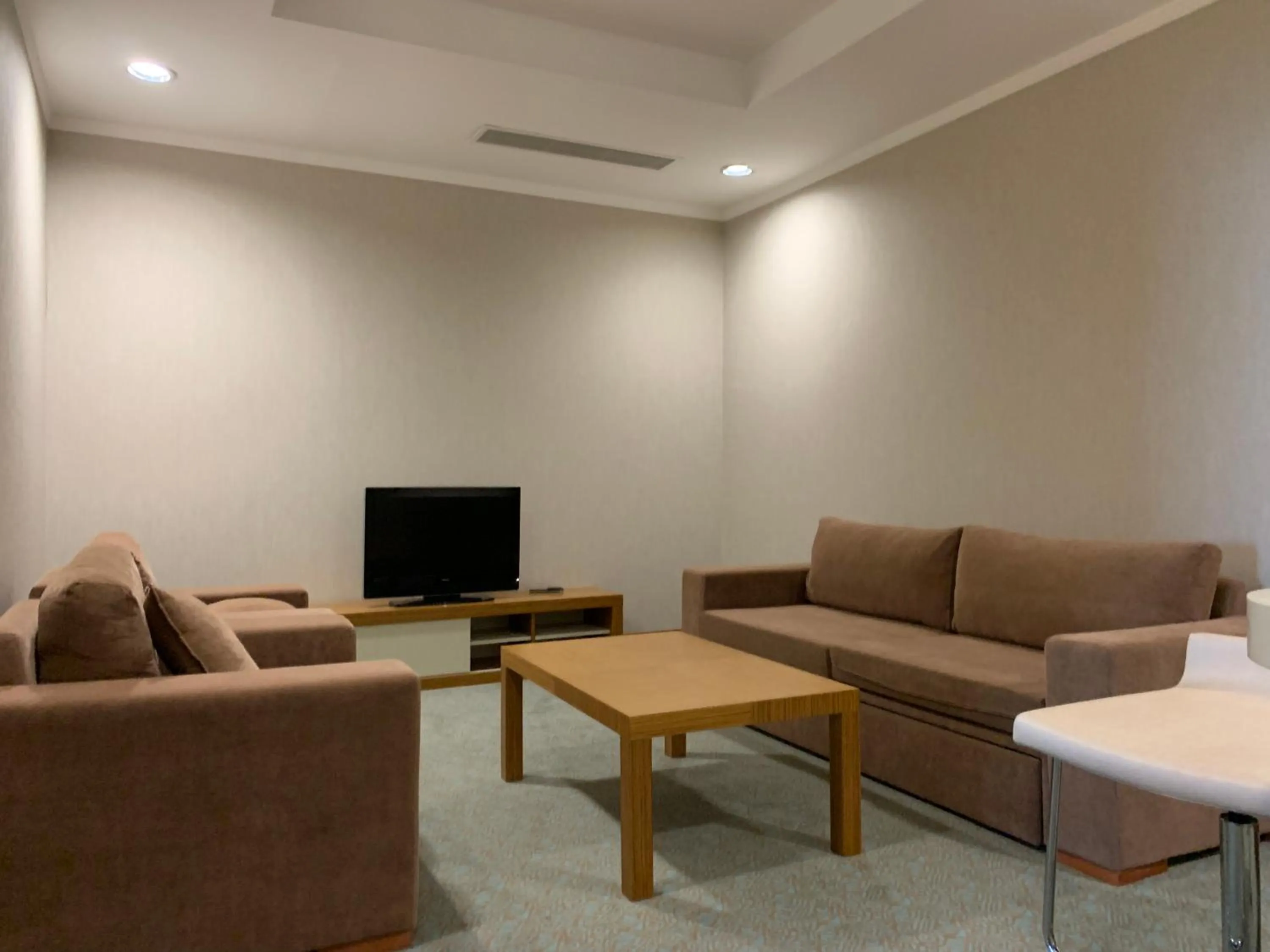Communal lounge/ TV room in Grand Nur Plaza Hotel