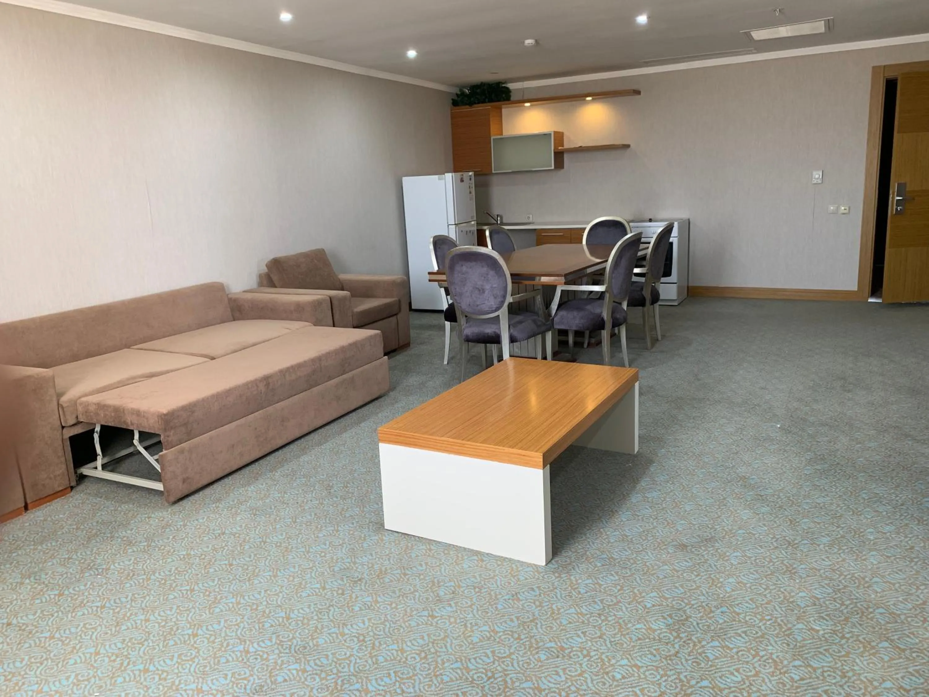 Living room in Grand Nur Plaza Hotel