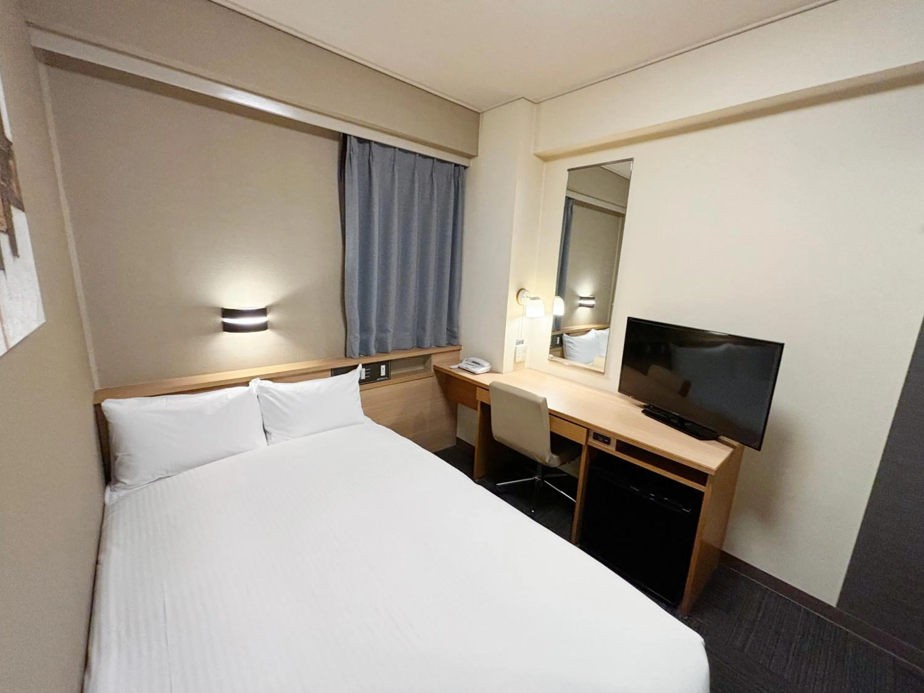 Photo of the whole room, Bed in Hotel Route-Inn Shinagawa-Oimachi