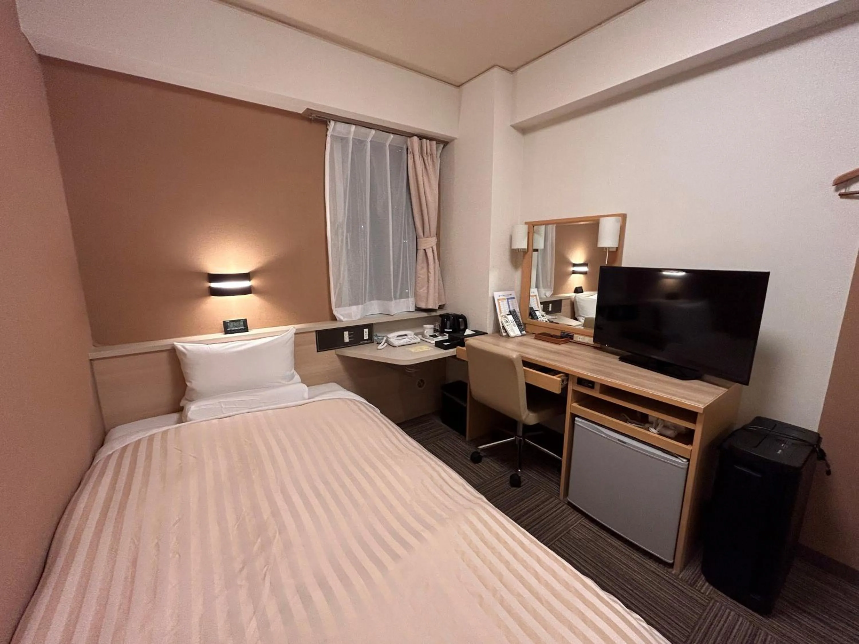 Photo of the whole room, Bed in Hotel Route-Inn Shinagawa-Oimachi