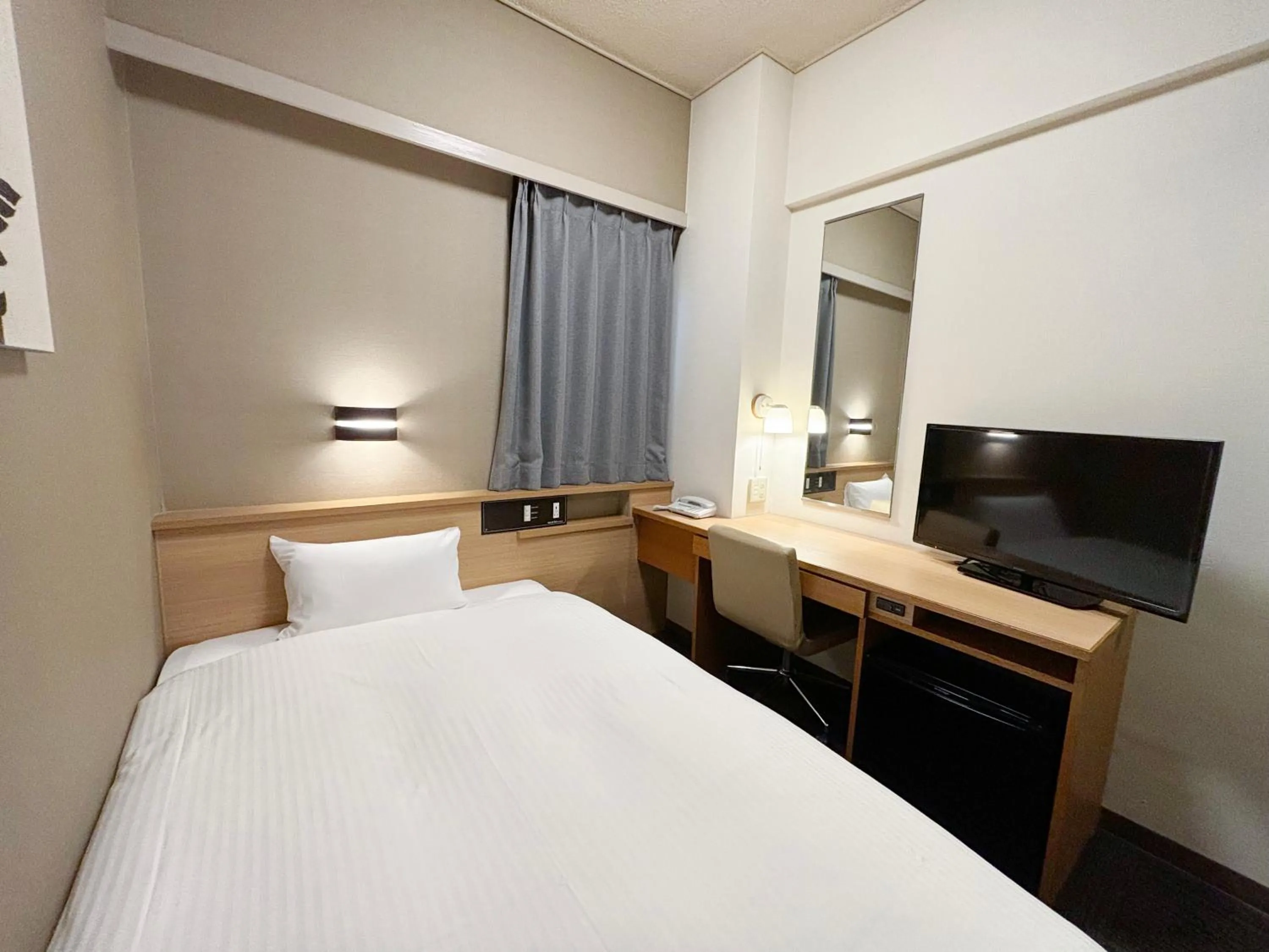Photo of the whole room, Bed in Hotel Route-Inn Shinagawa-Oimachi