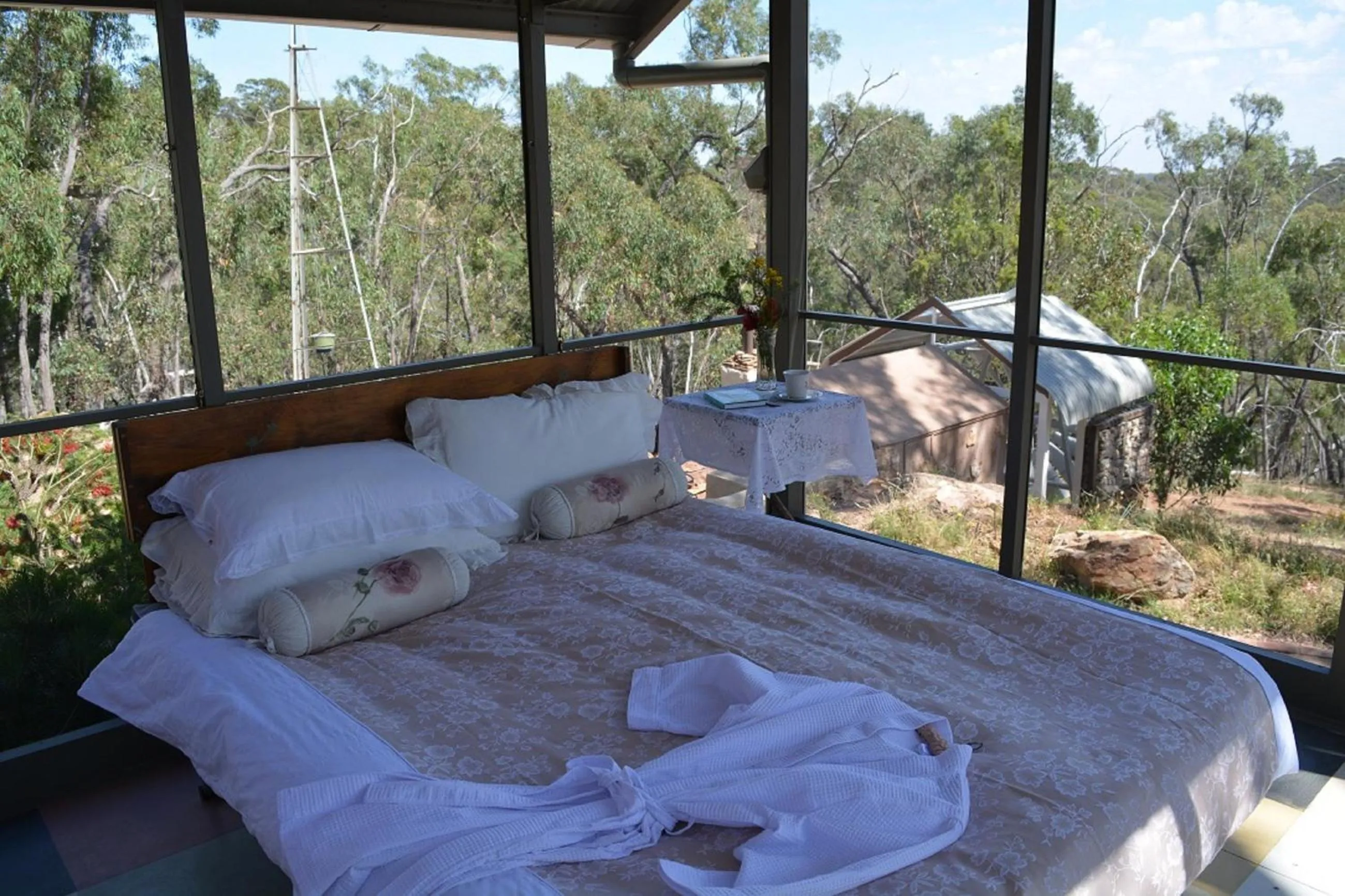 Bed in Trestrail Cottage Accommodation