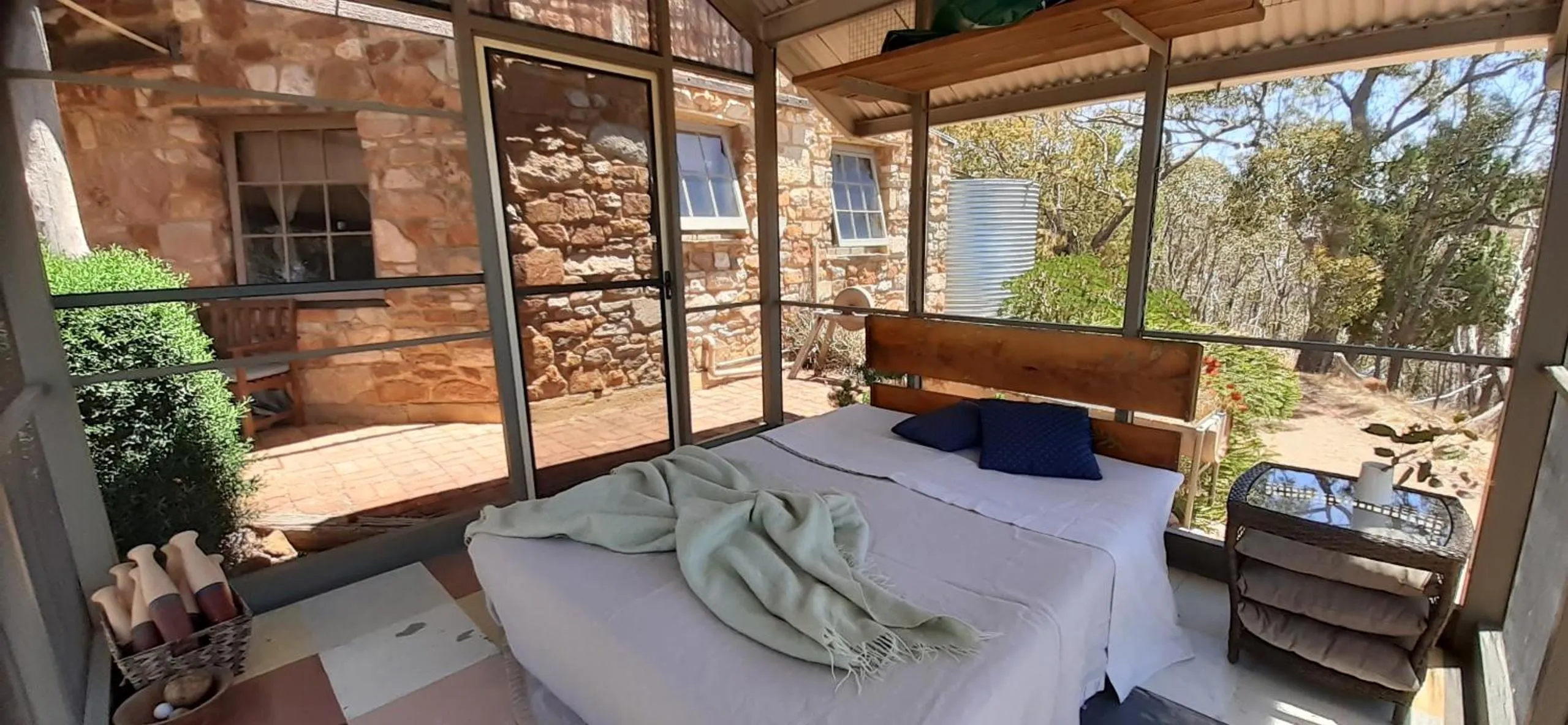 Balcony/Terrace, Bed in Trestrail Cottage Accommodation