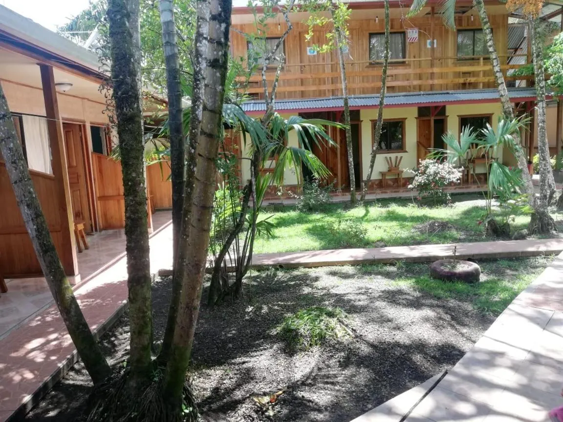 Property building in Cabinas Popular