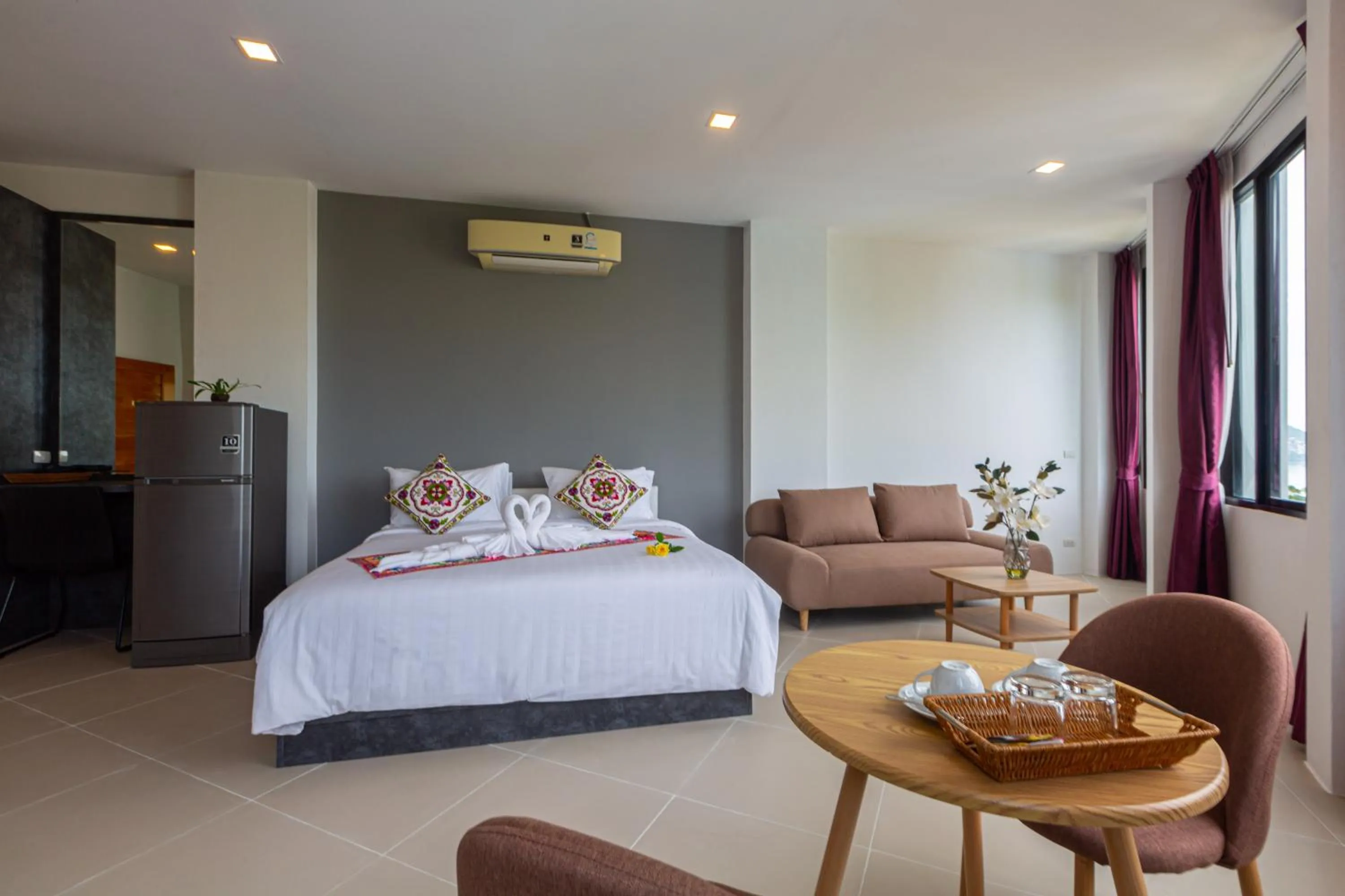 Photo of the whole room, Bed in Rossarin Sea View Patong