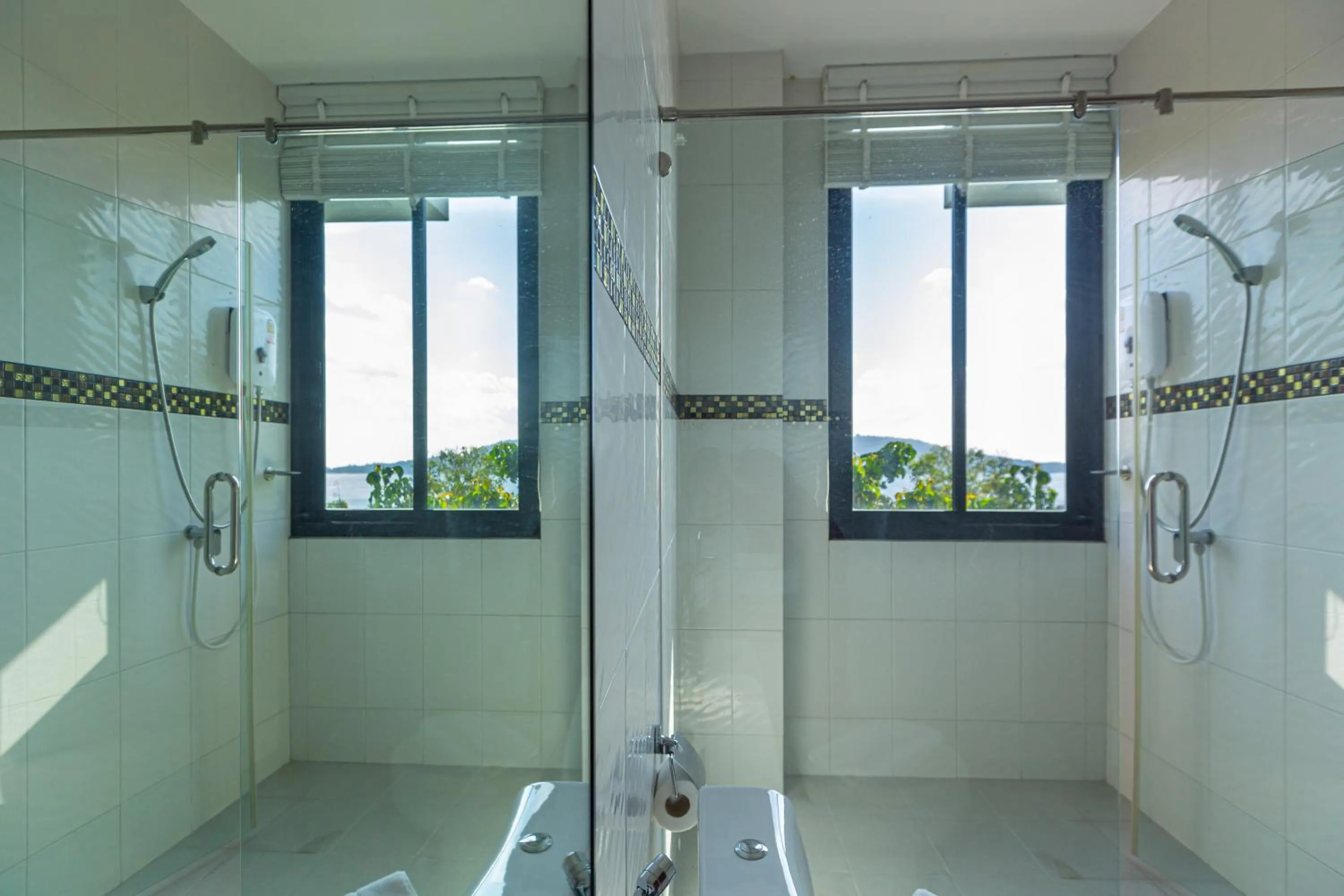 Shower in Rossarin Sea View Patong