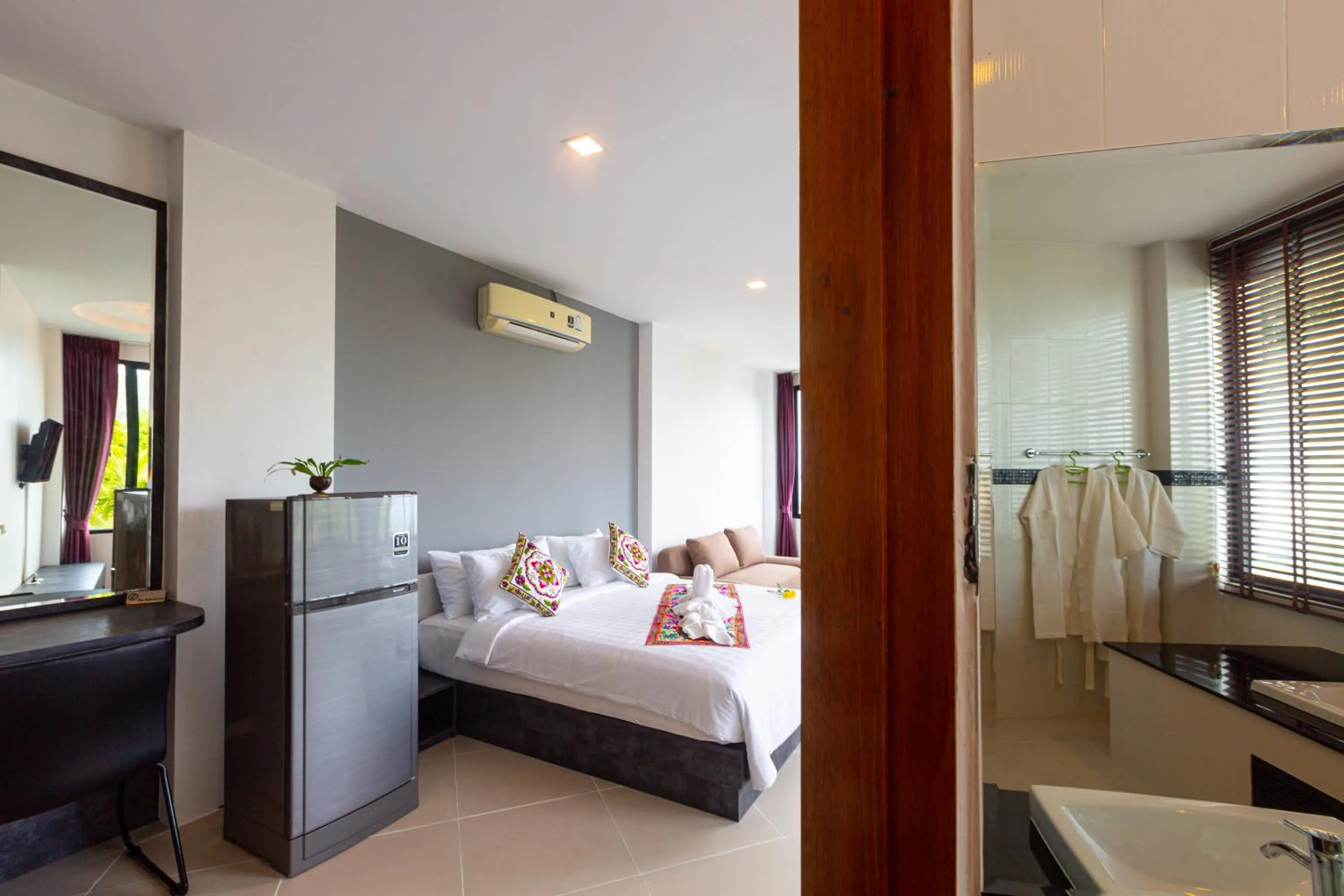 Photo of the whole room, Bed in Rossarin Sea View Patong