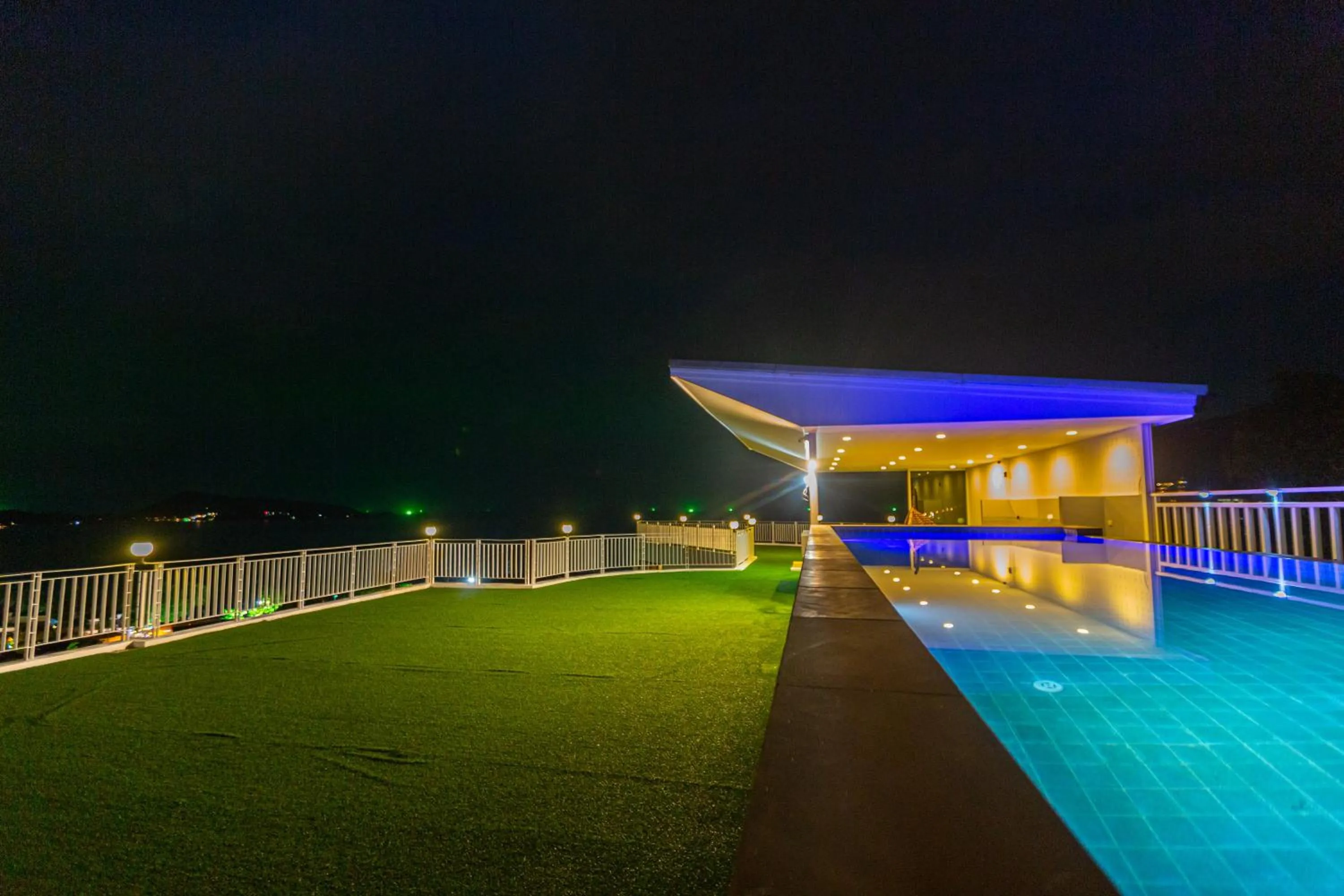 Swimming pool in Rossarin Sea View Patong