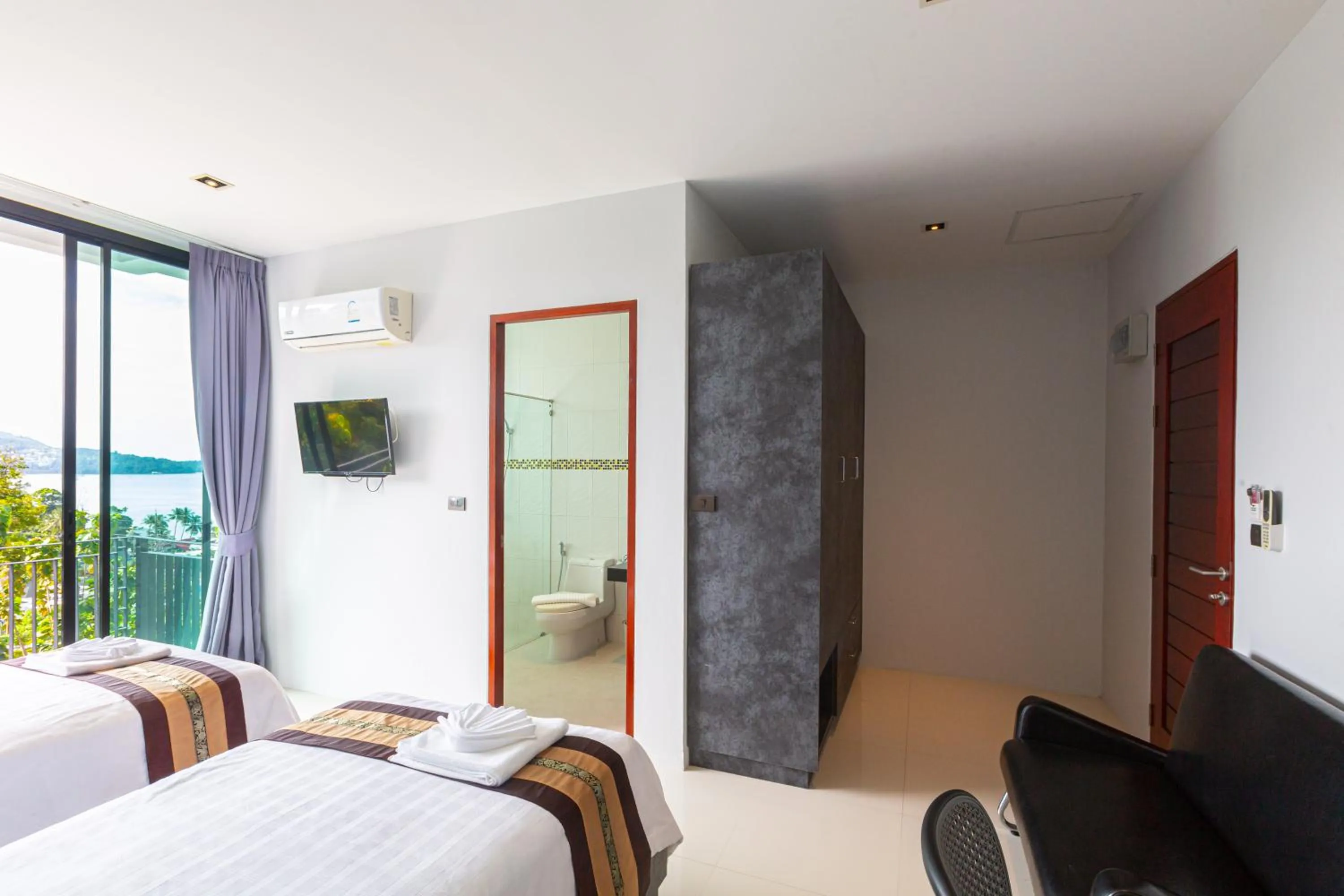 Bed in Rossarin Sea View Patong