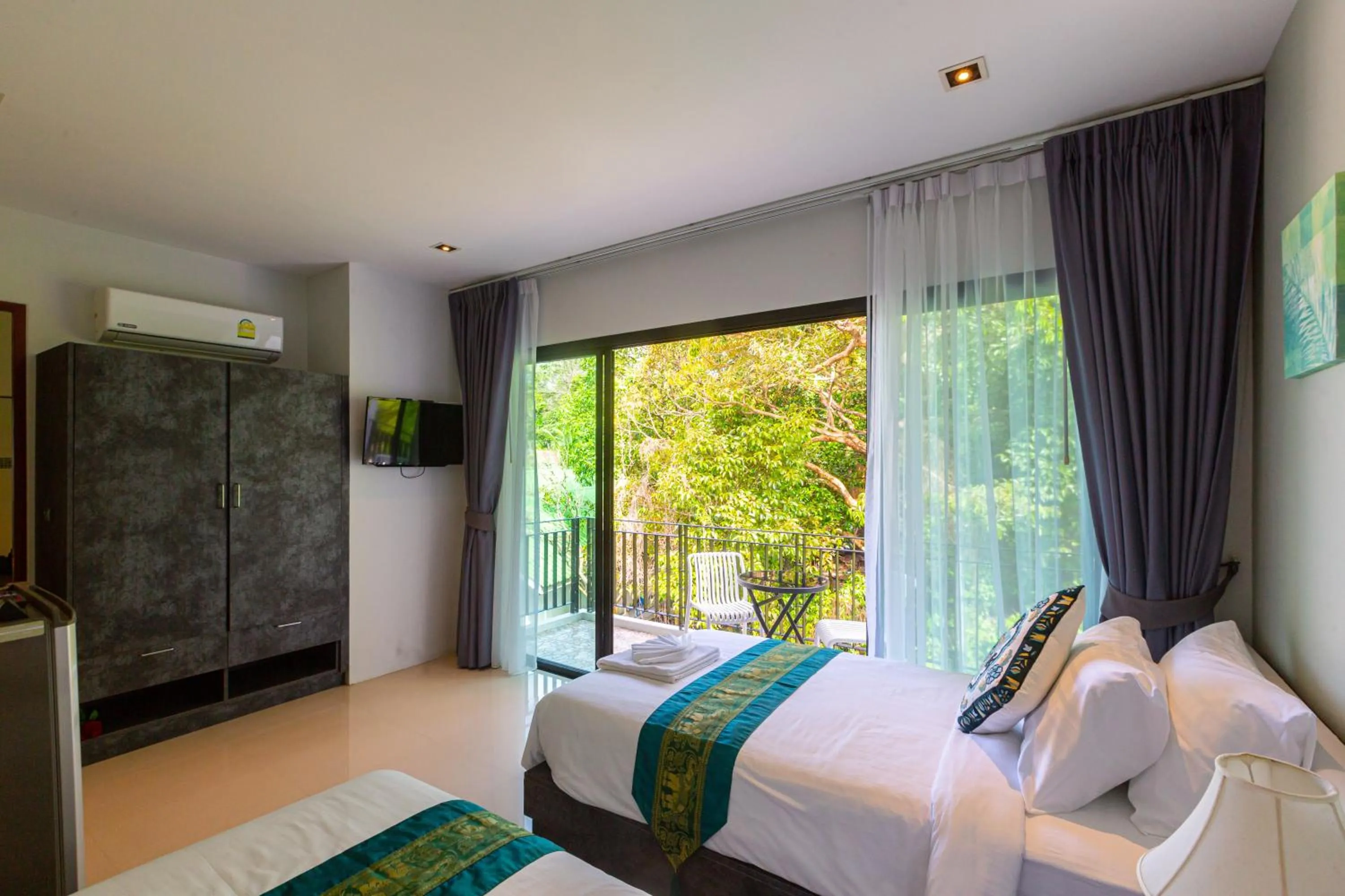 Communal lounge/ TV room, Bed in Rossarin Sea View Patong