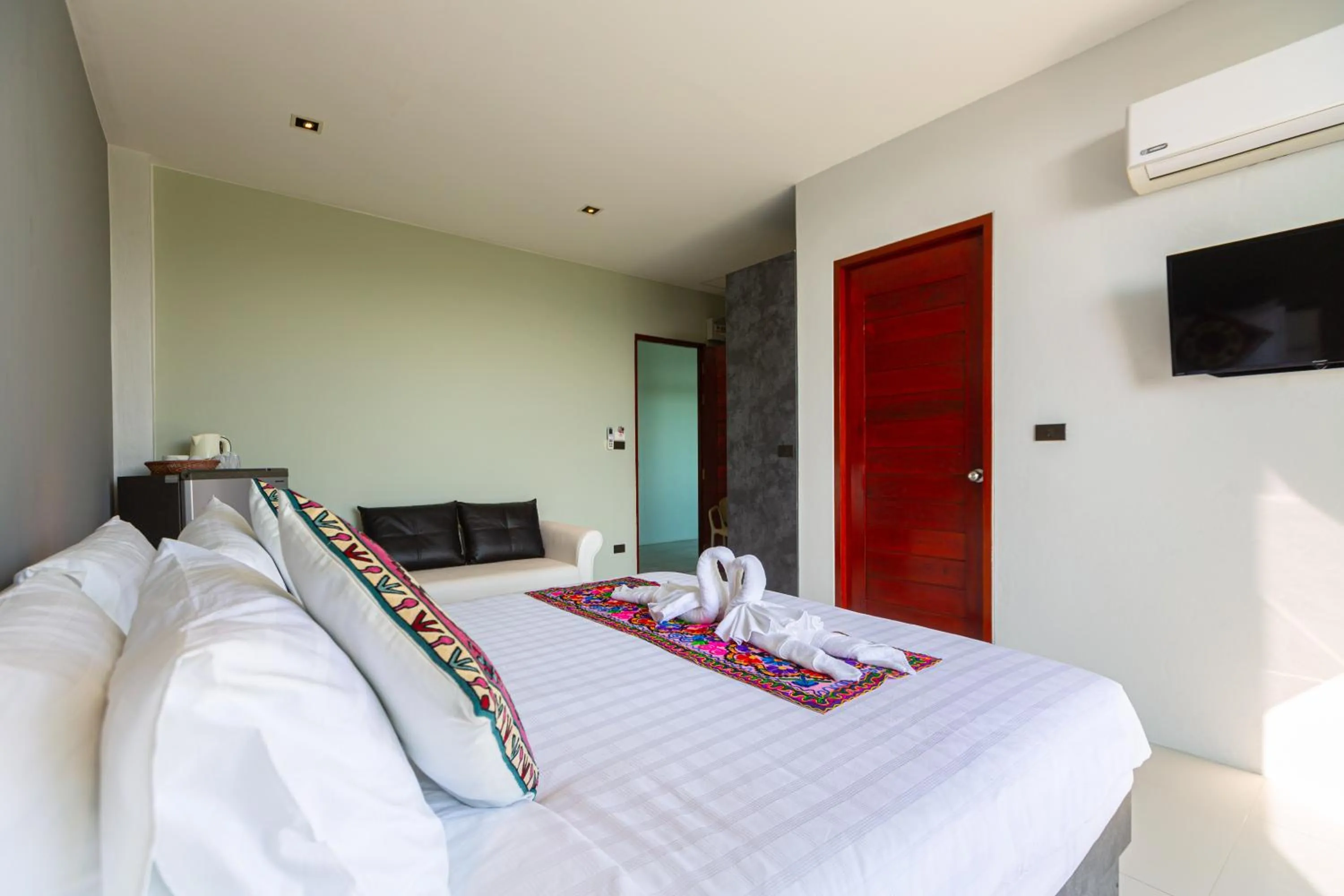 Photo of the whole room, Bed in Rossarin Sea View Patong