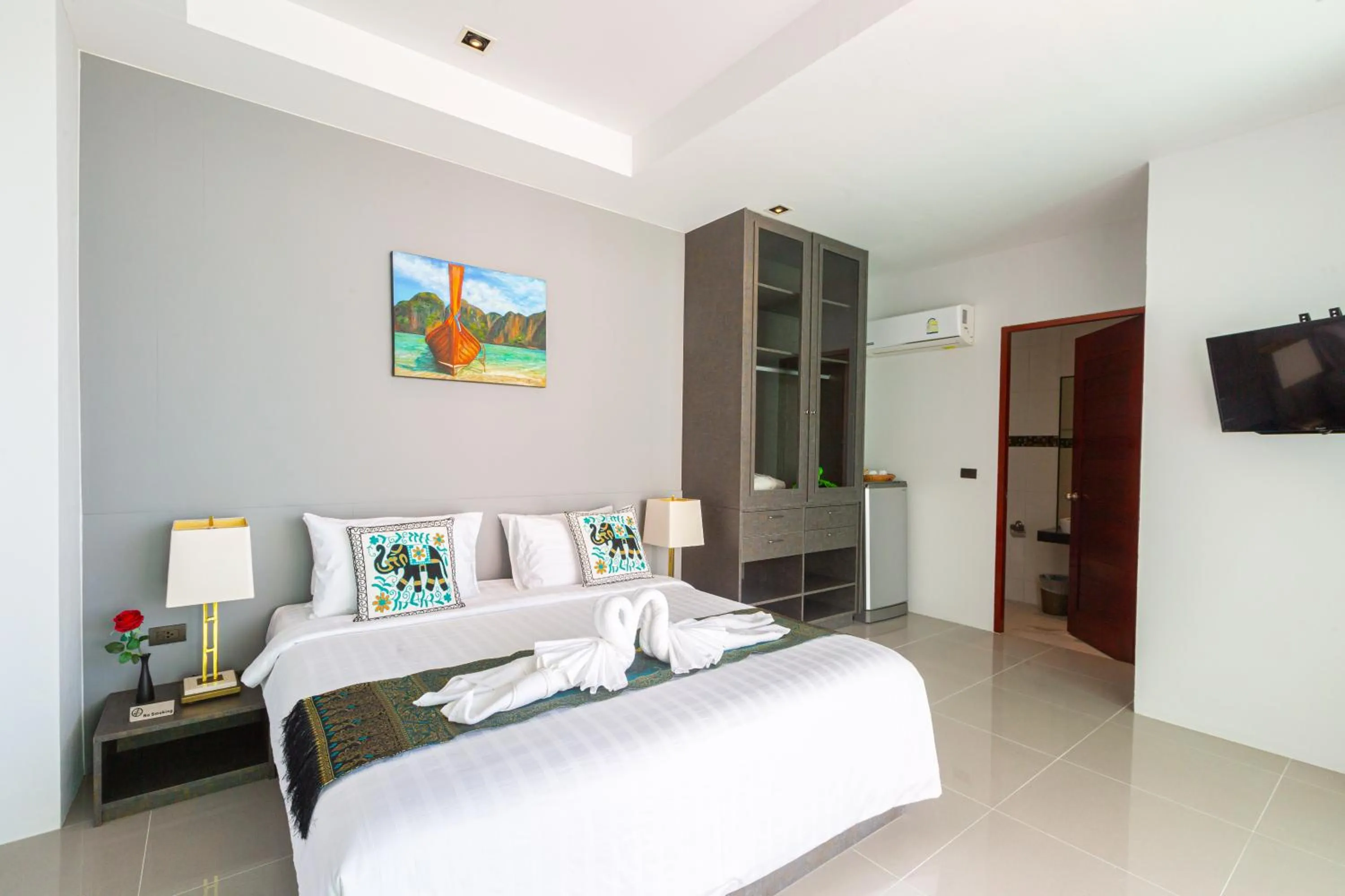 Bed in Rossarin Sea View Patong