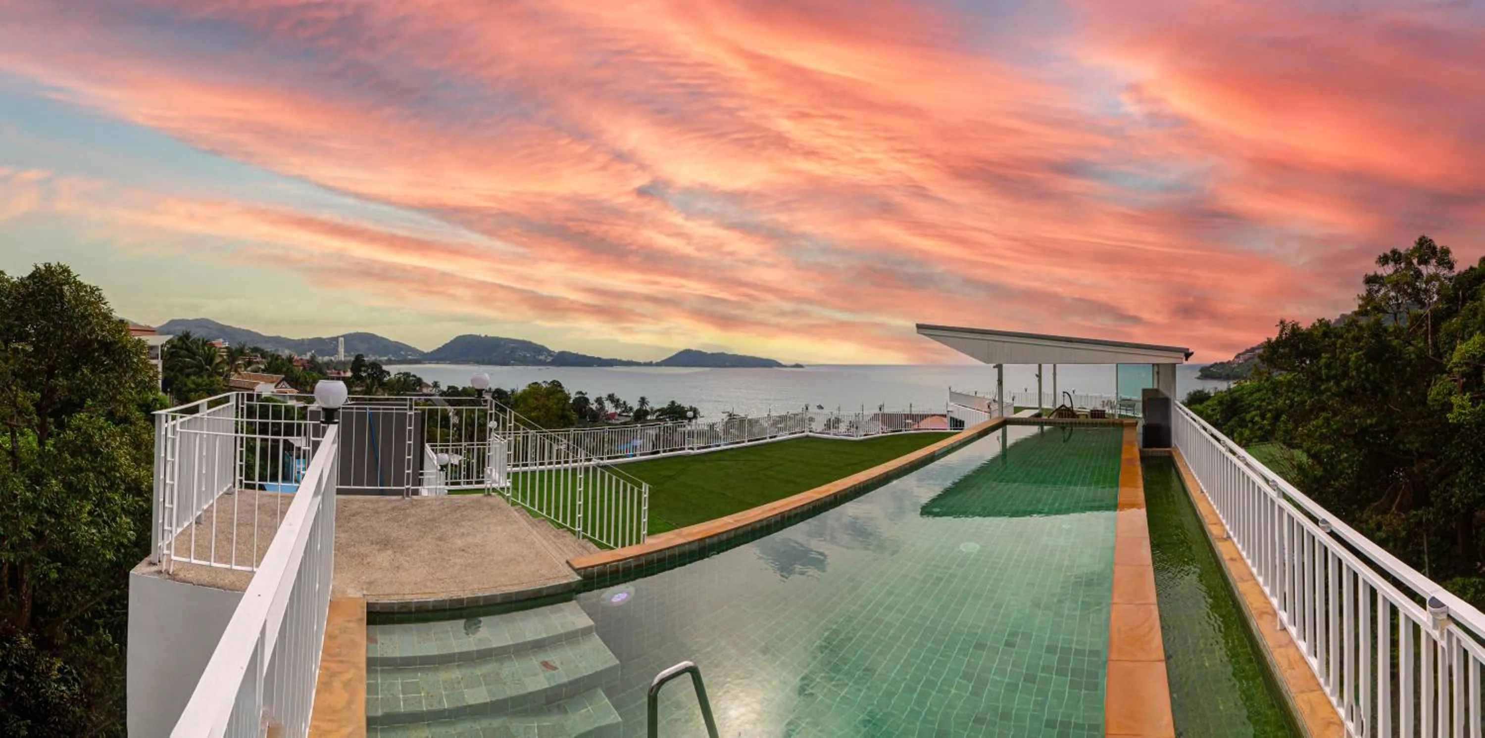 Swimming pool in Rossarin Sea View Patong