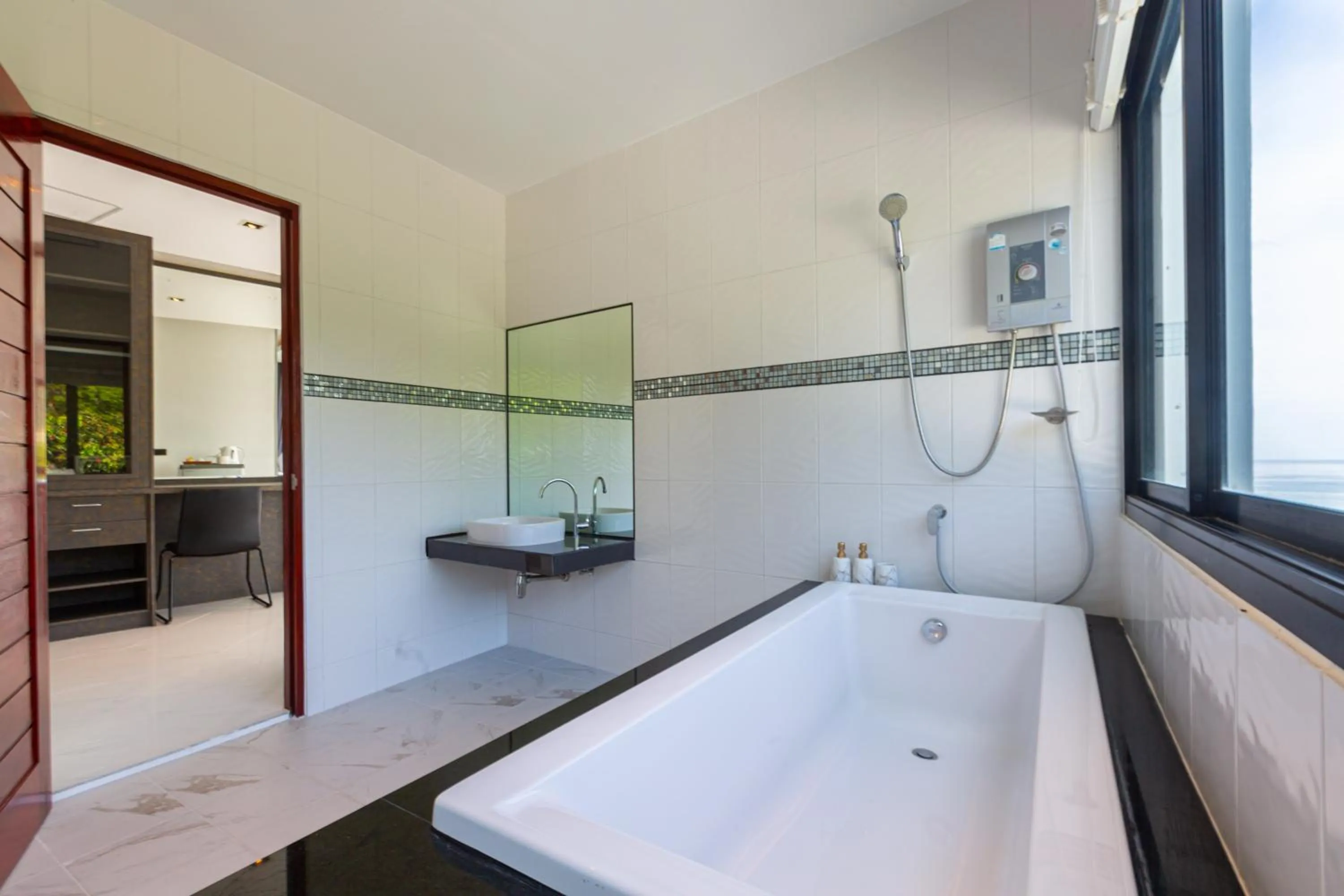 Bath in Rossarin Sea View Patong