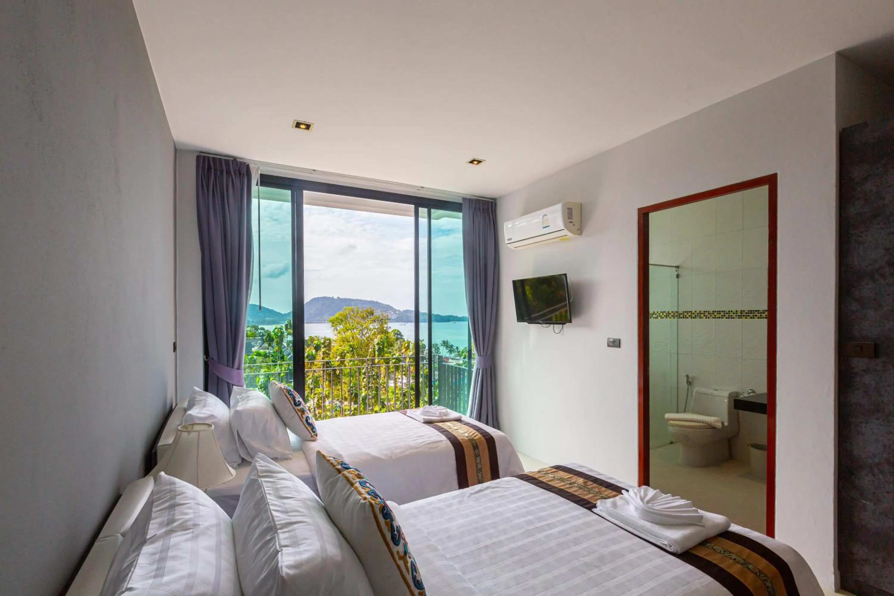 Bed in Rossarin Sea View Patong