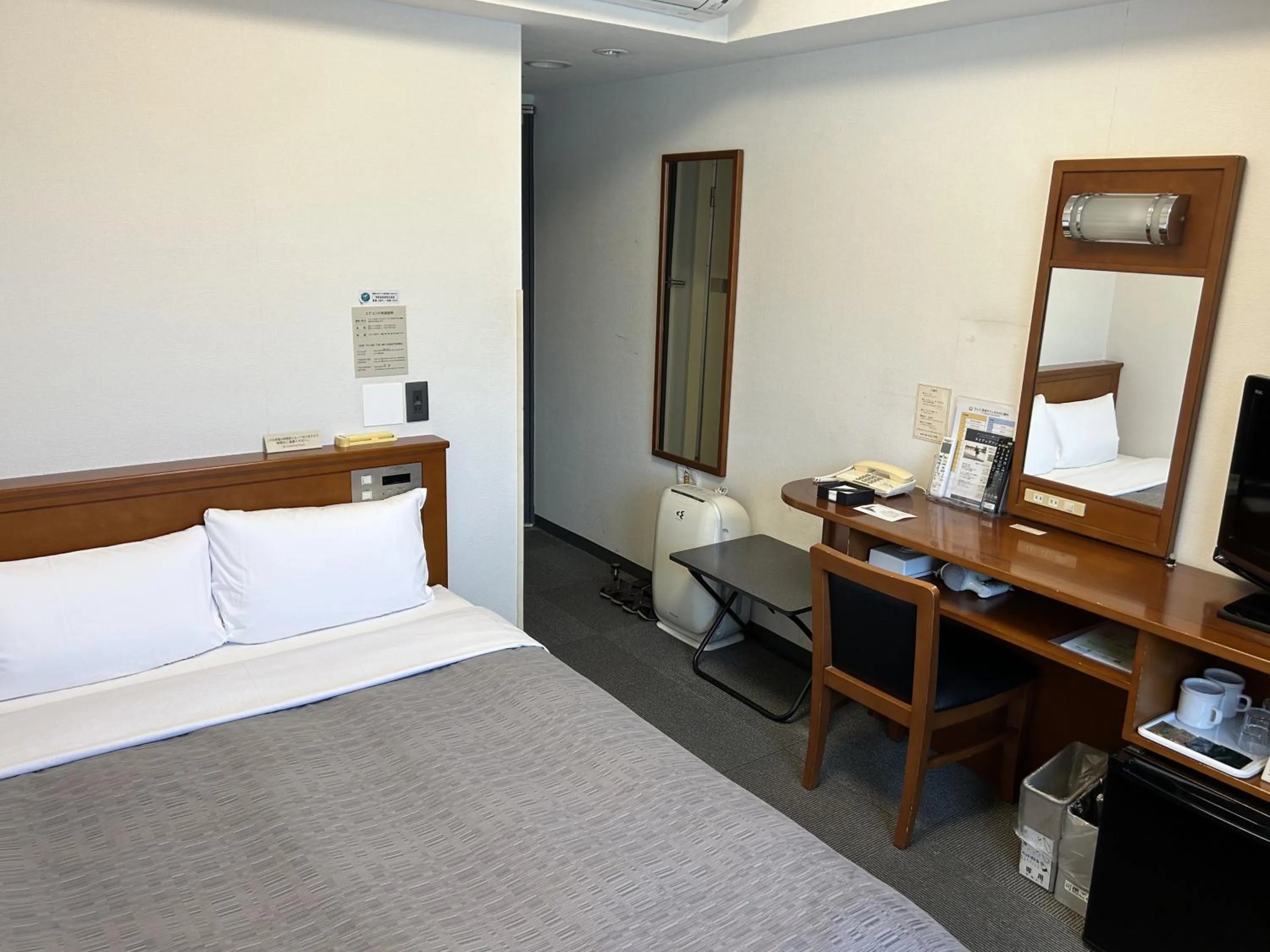 Photo of the whole room, Bed in Hotel Route-Inn Mojiko