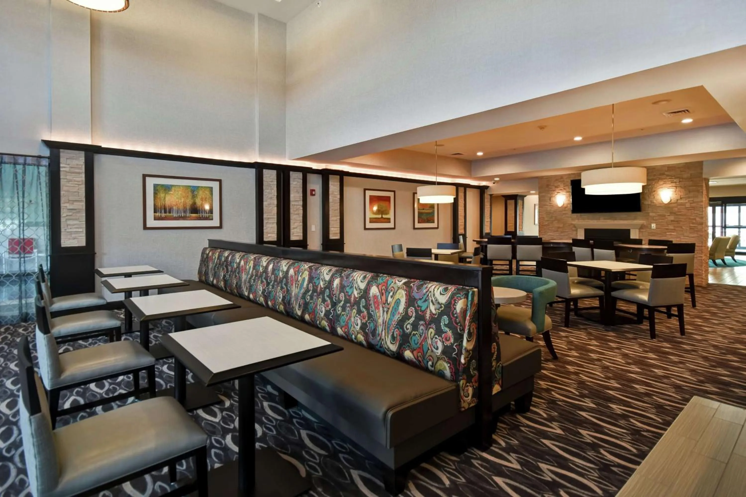 Dining area in Homewood Suites by Hilton Novi Detroit