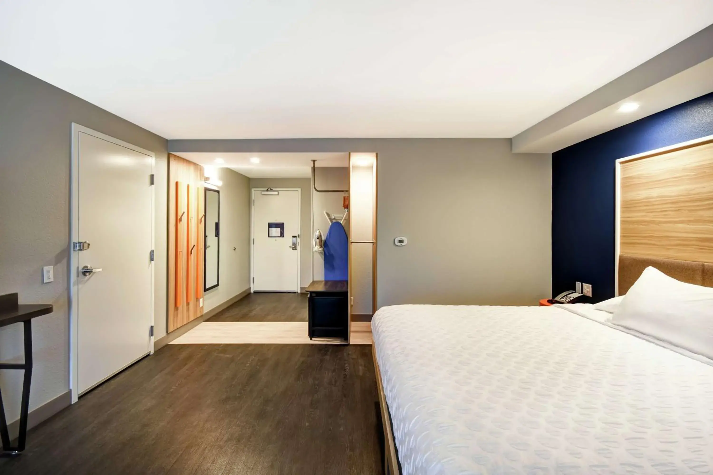 King Room with Roll-In Shower - Mobility Access in Tru By Hilton Sterling Heights Detroit King Room with Roll-In Shower - Mobility Access in Tru By Hilton Sterling Heights Detroit