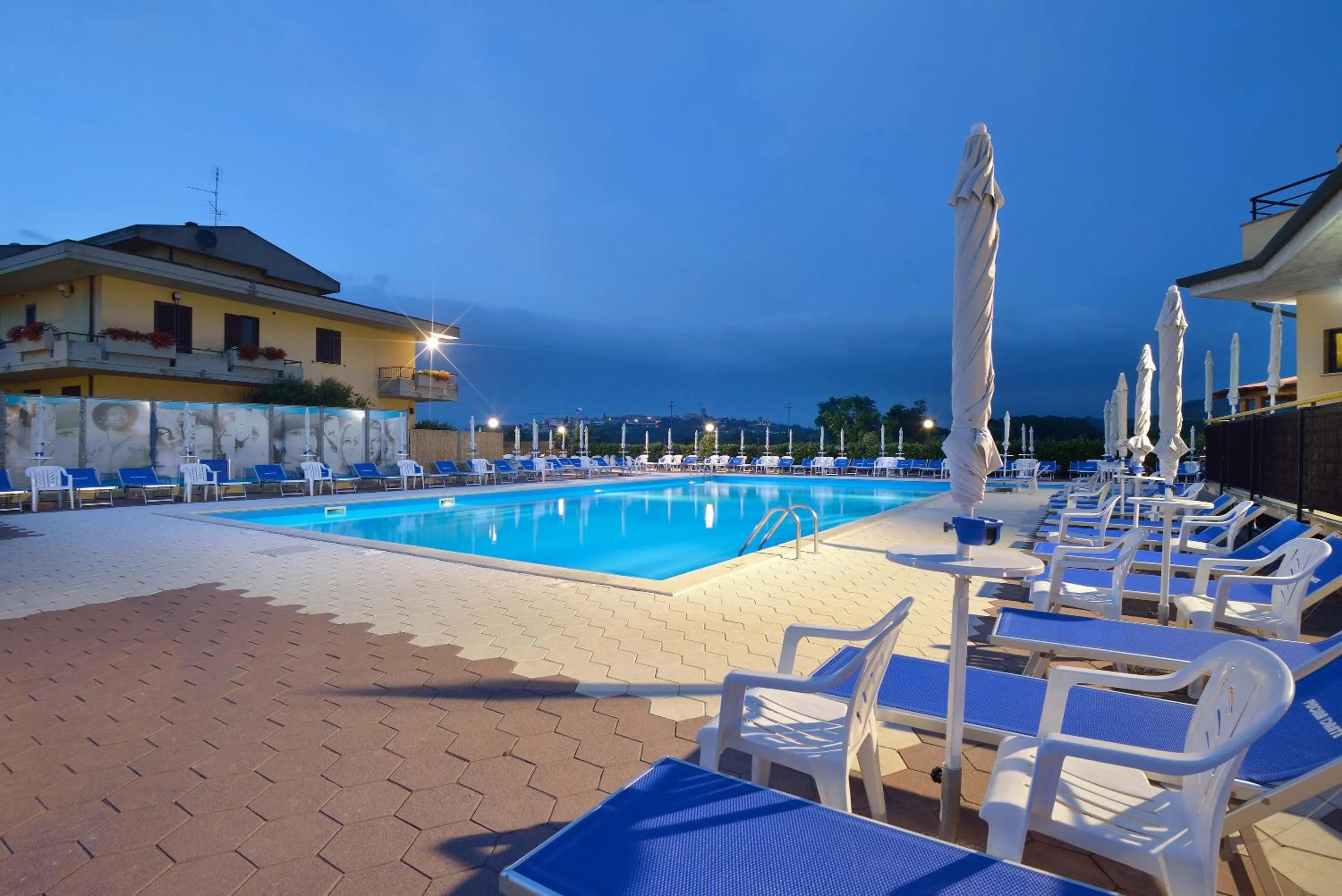 Swimming pool in Hotel Ristorante Dante