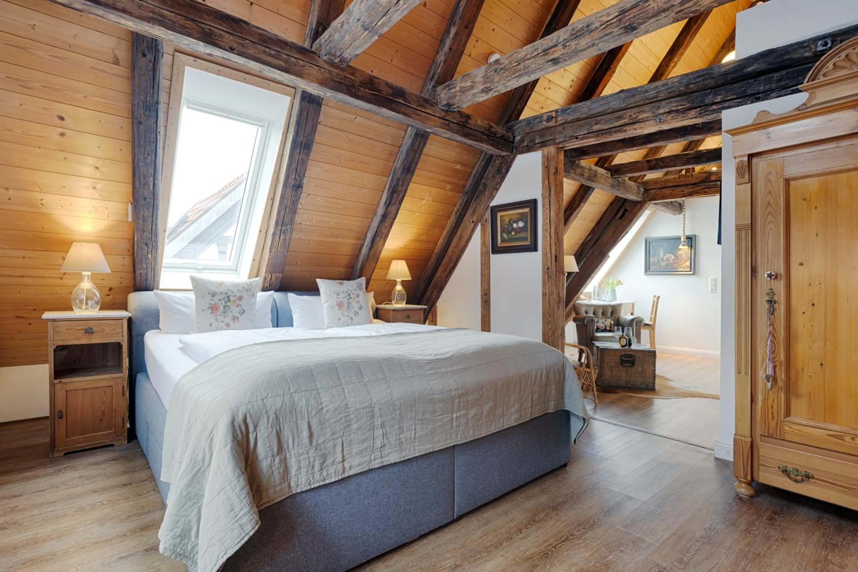 Photo of the whole room, Bed in Weinhotel Oechsle & Brix