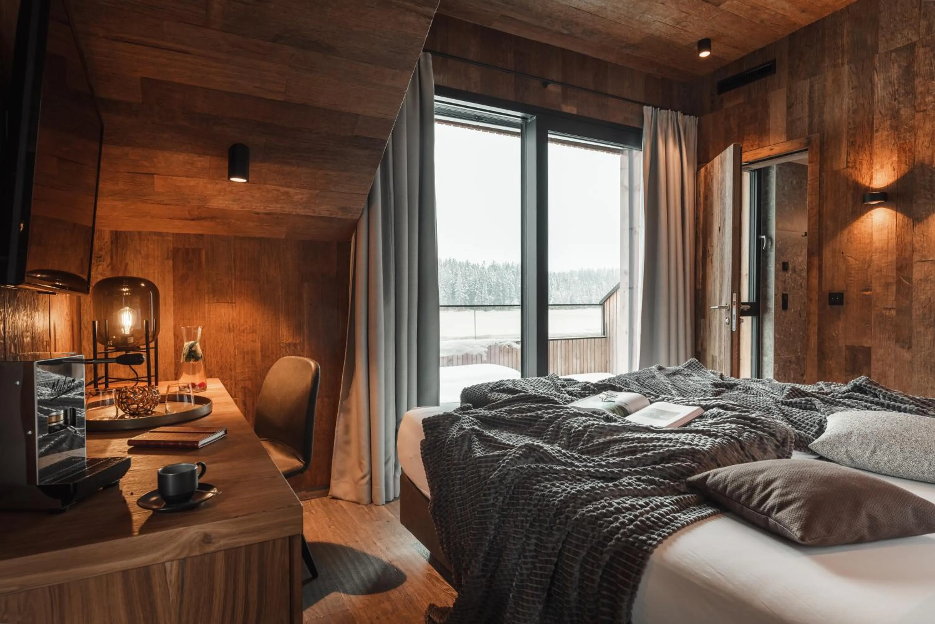 Bedroom, Bed in Alpenhotel Kitzbühel am Schwarzsee - 4 Sterne Superior