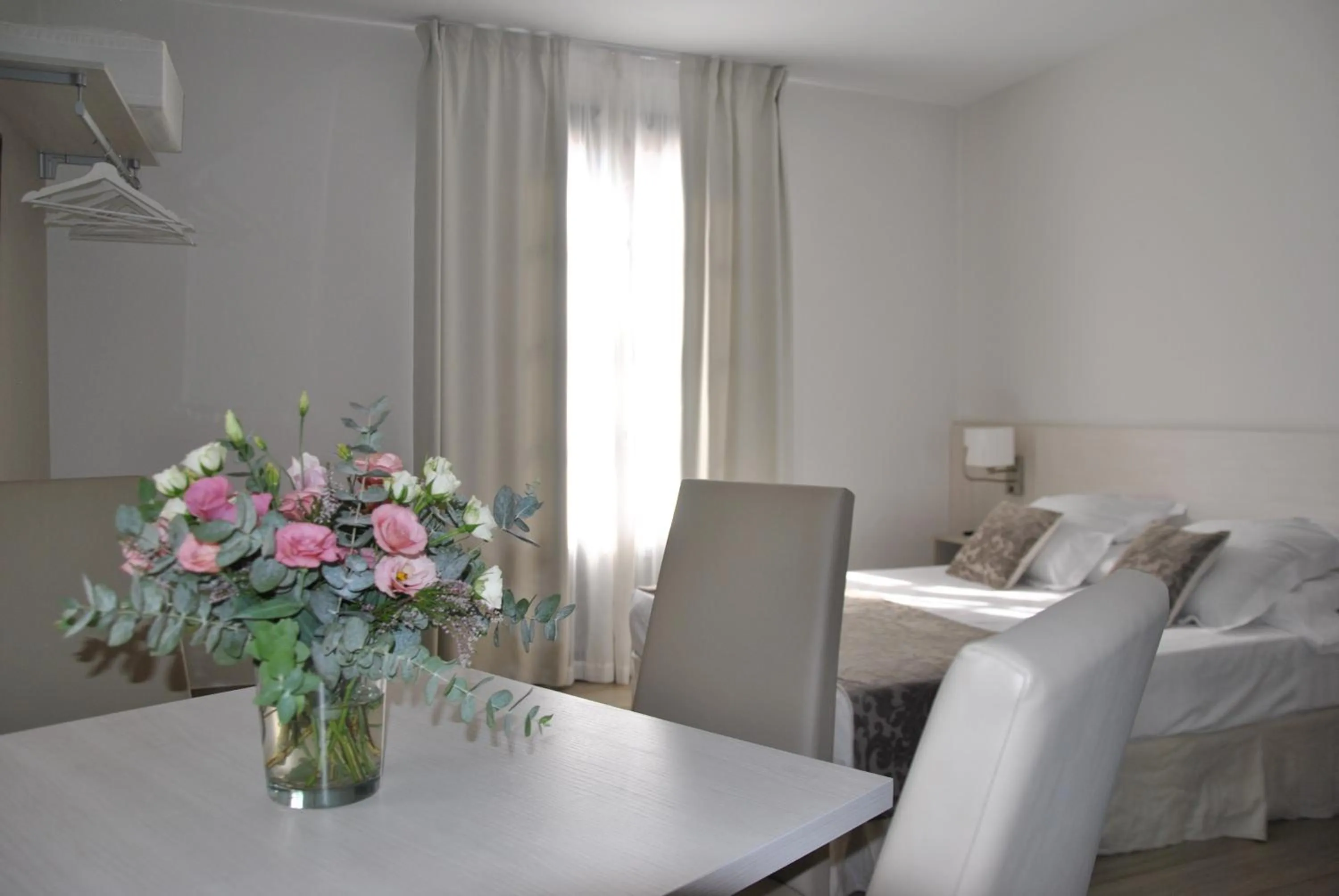 Living room, Bed in Suites La Posada De Pilar