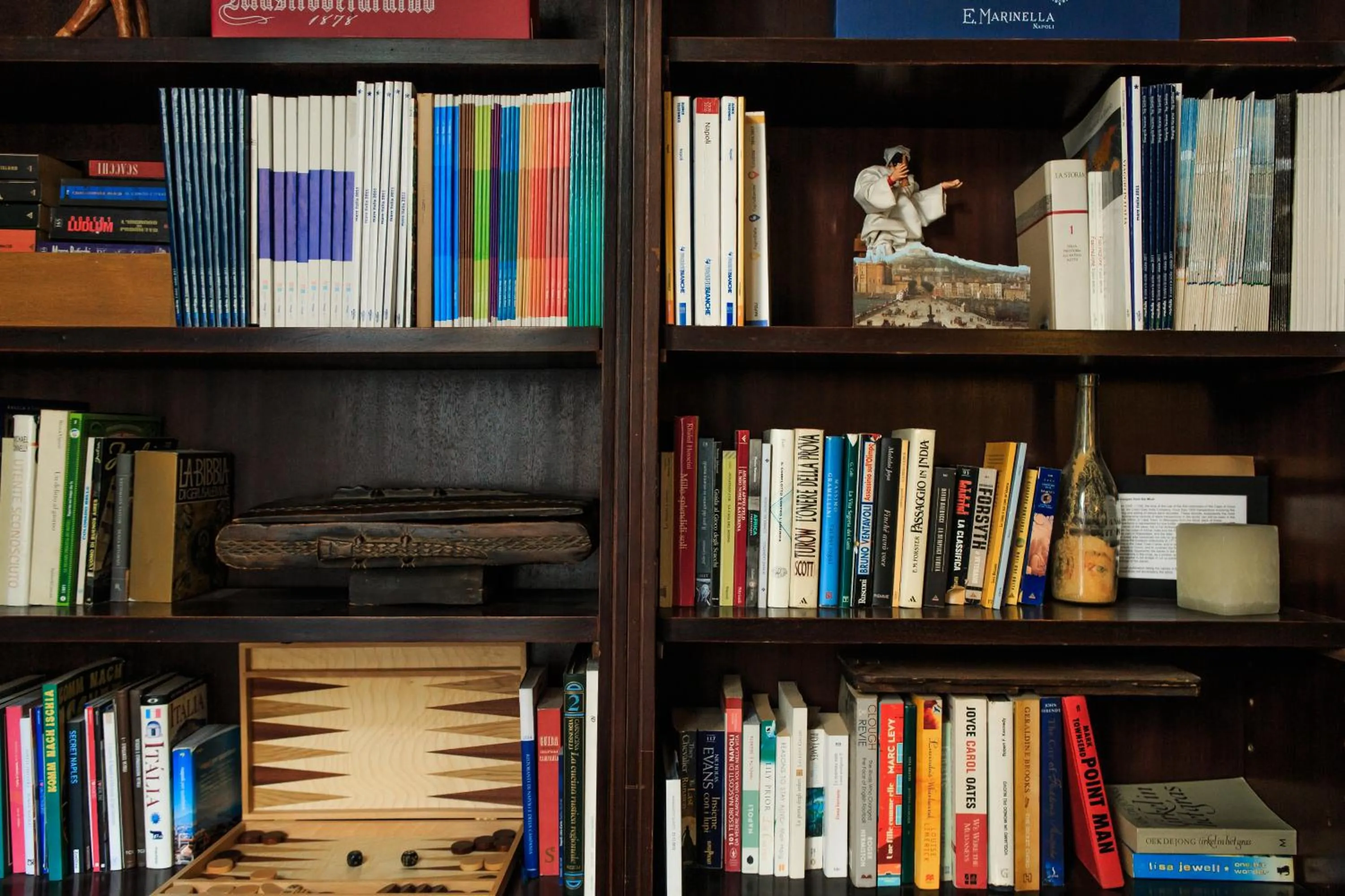 Library in Spaccanapoli Comfort Suites