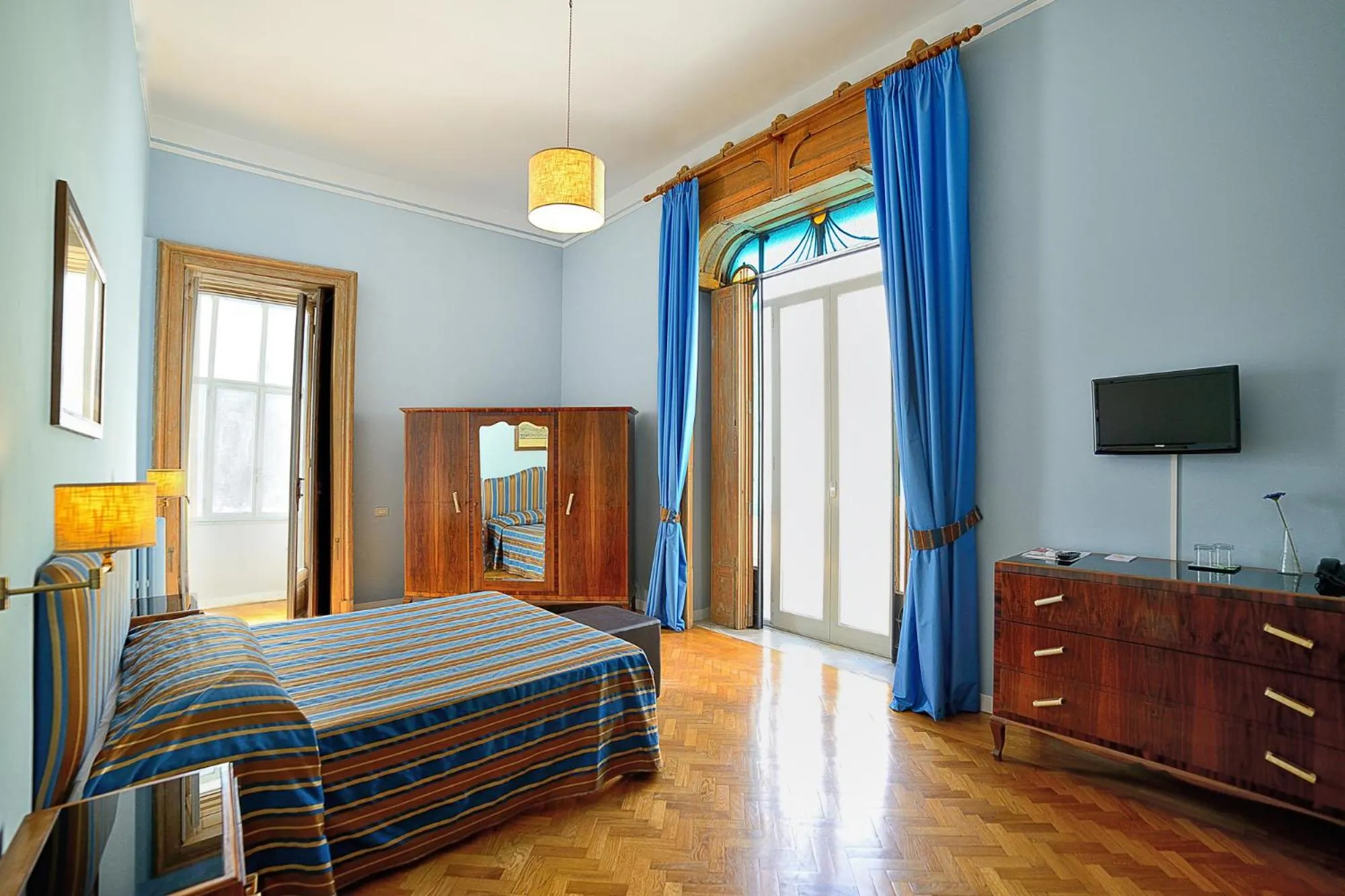 Photo of the whole room, Bed in Spaccanapoli Comfort Suites