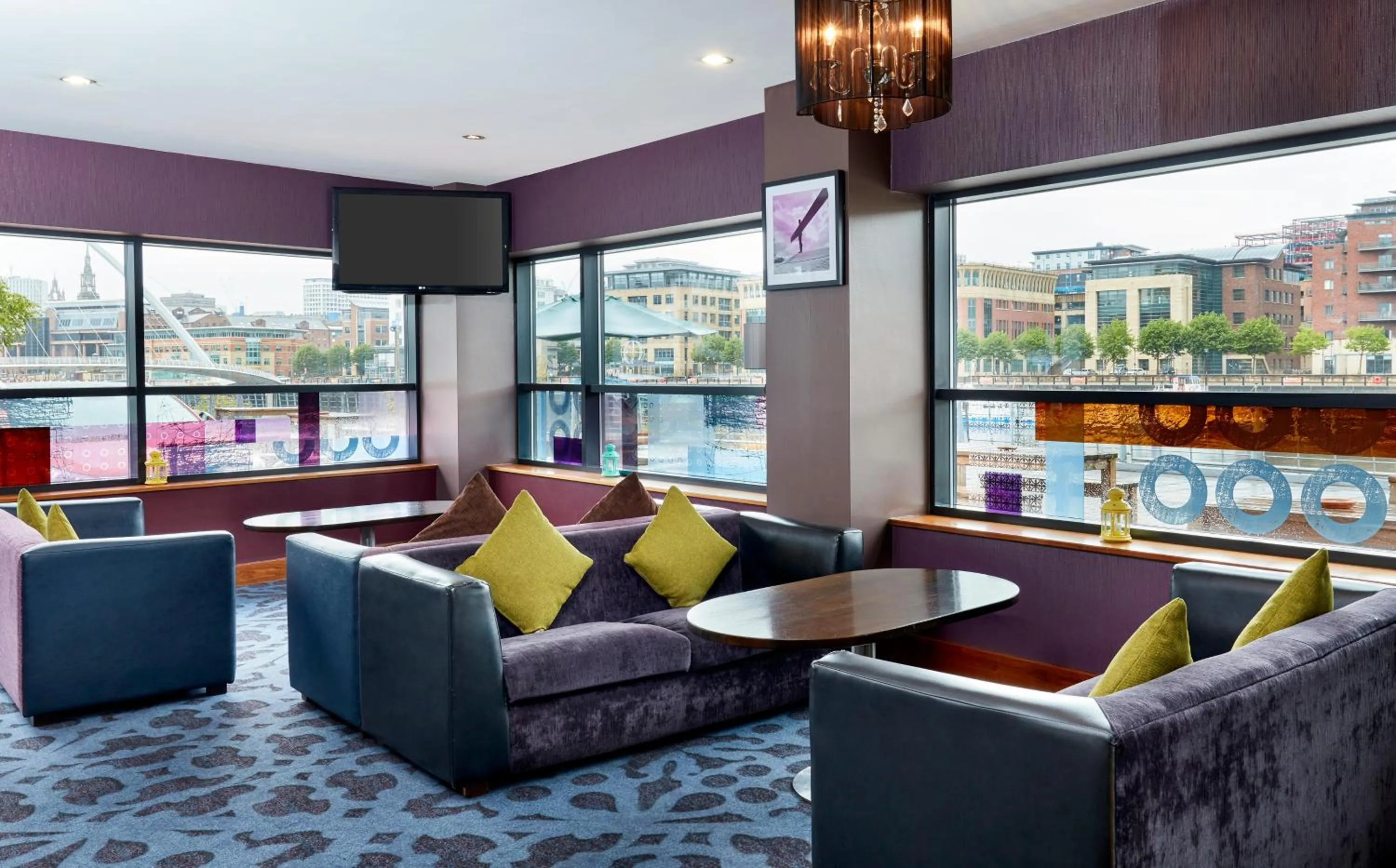 Lounge or bar in Leonardo Hotel Newcastle Quayside
