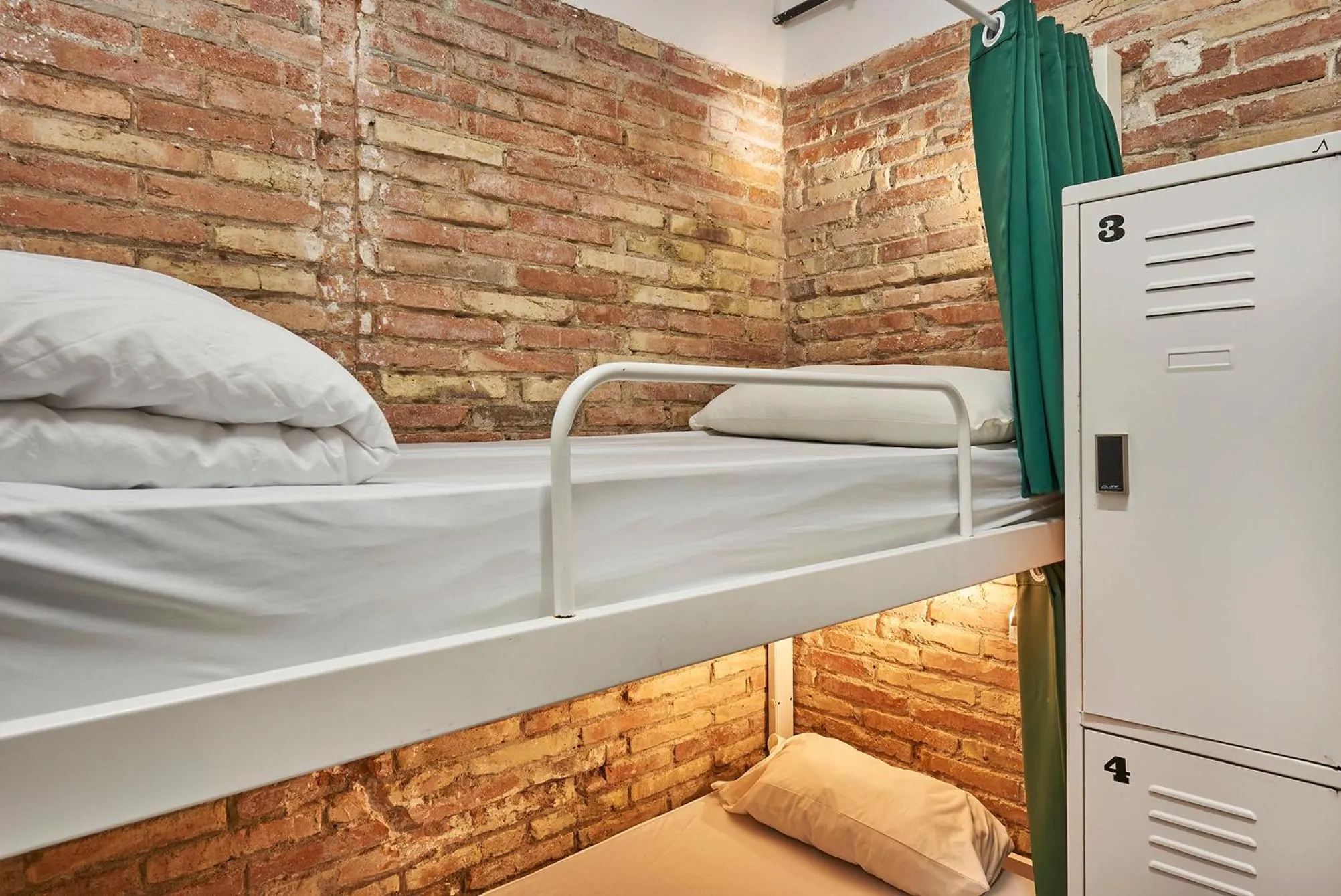 Decorative detail, Bed in Hola Hostal Collblanc