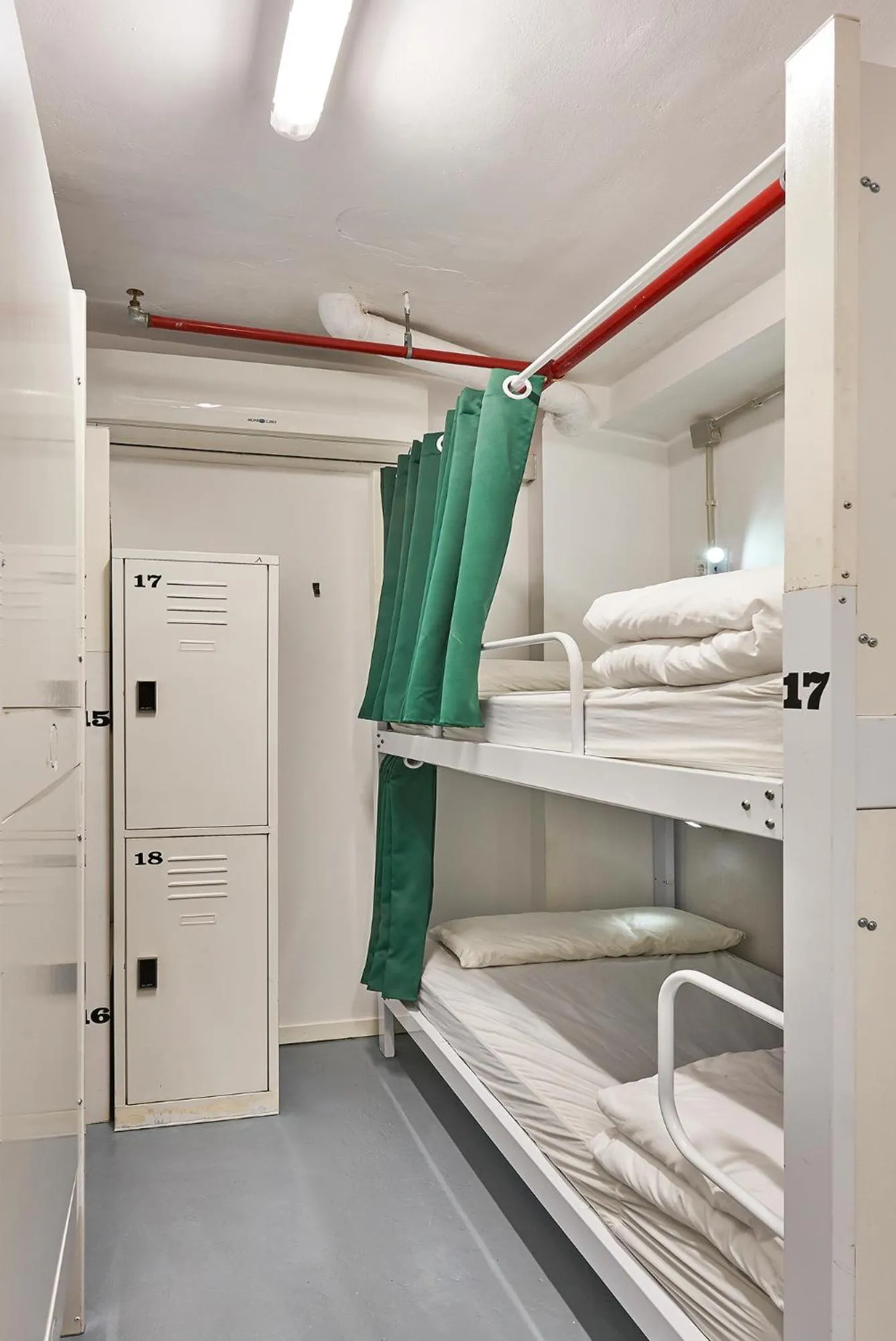 Decorative detail, Bed in Hola Hostal Collblanc