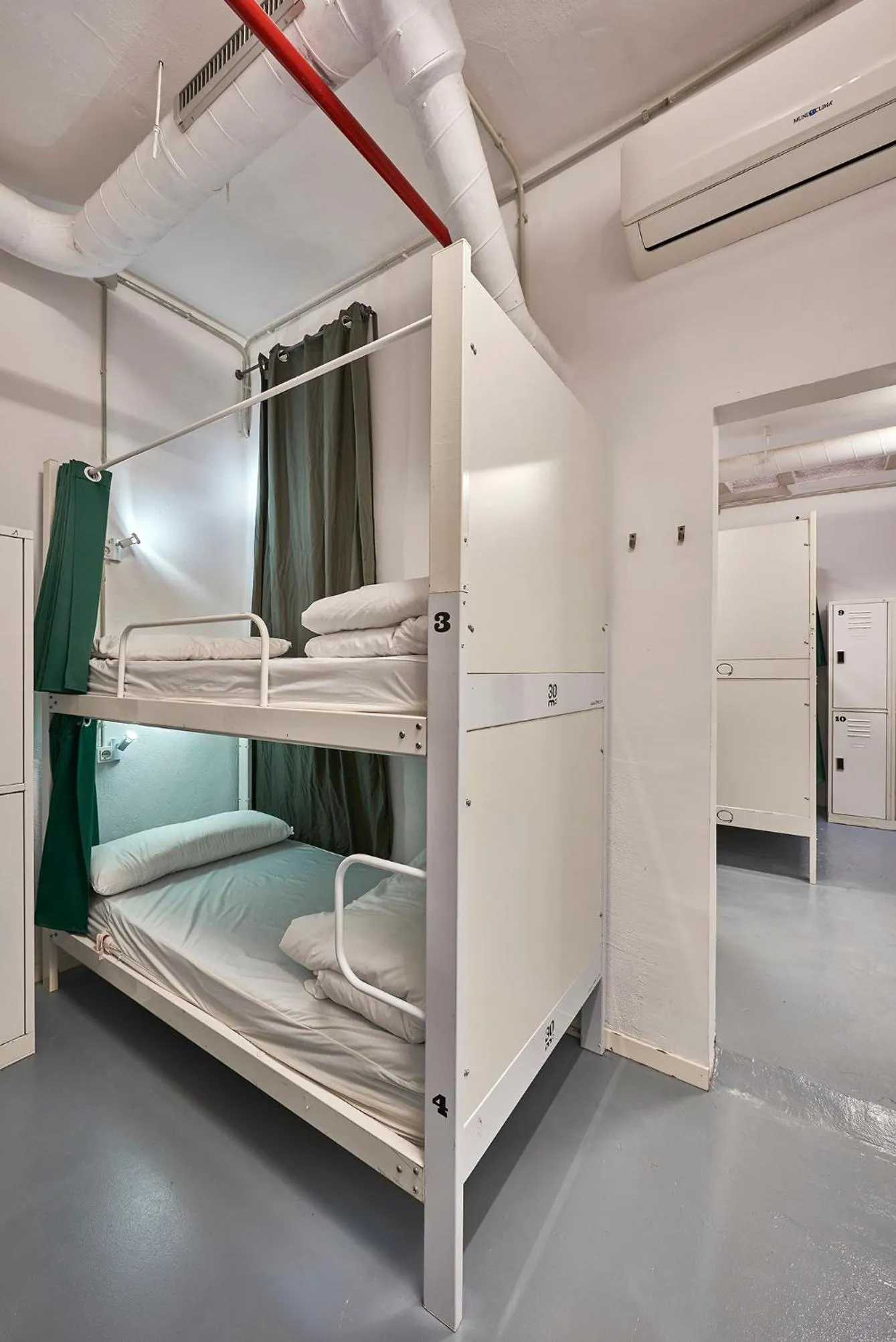 Decorative detail, Bed in Hola Hostal Collblanc