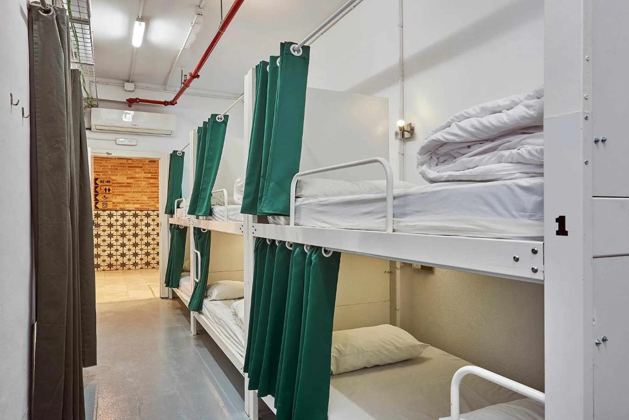 Decorative detail, Bed in Hola Hostal Collblanc