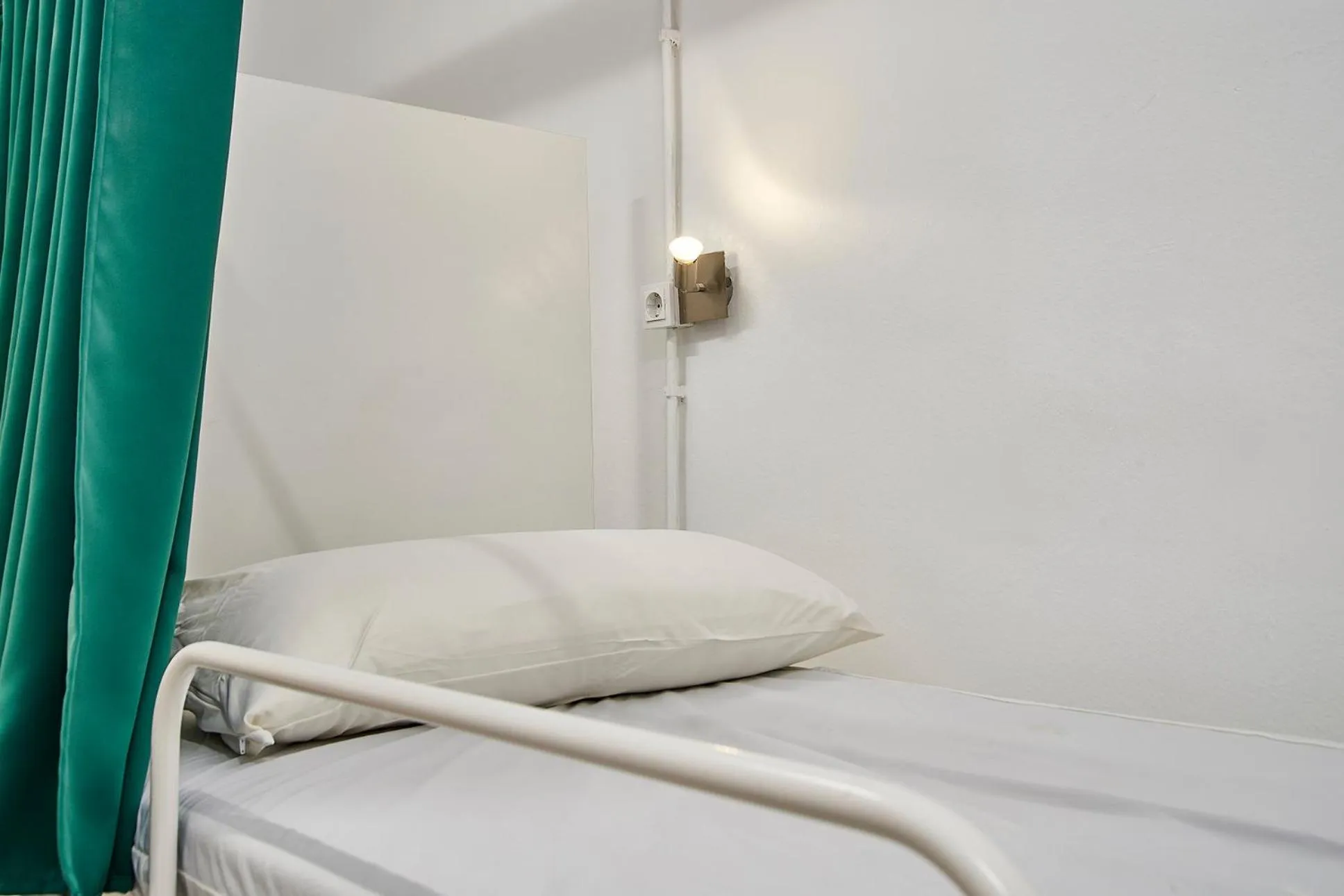 Decorative detail, Bed in Hola Hostal Collblanc