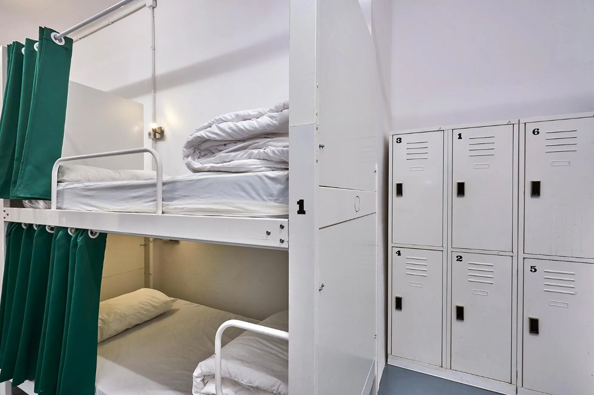 Decorative detail, Bed in Hola Hostal Collblanc