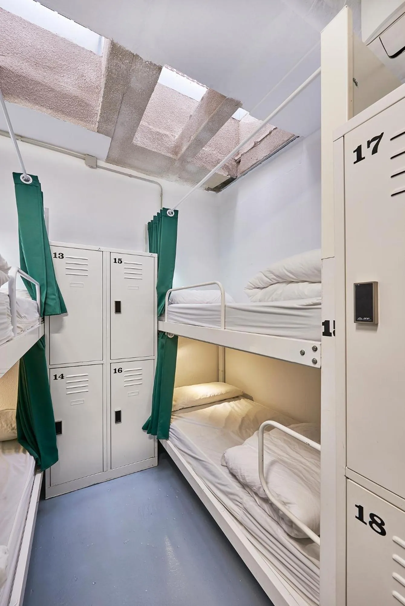 bunk bed, Bed in Hola Hostal Collblanc