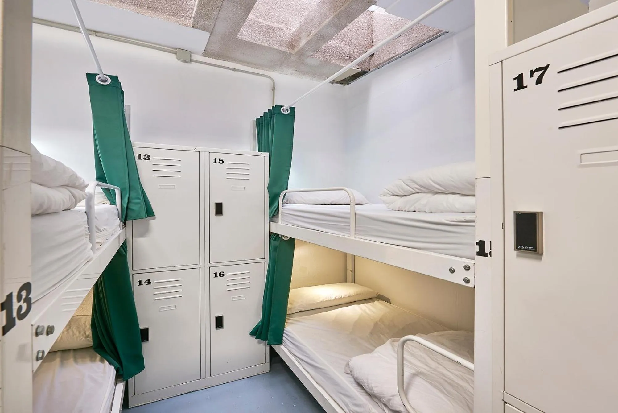 Decorative detail, Bed in Hola Hostal Collblanc