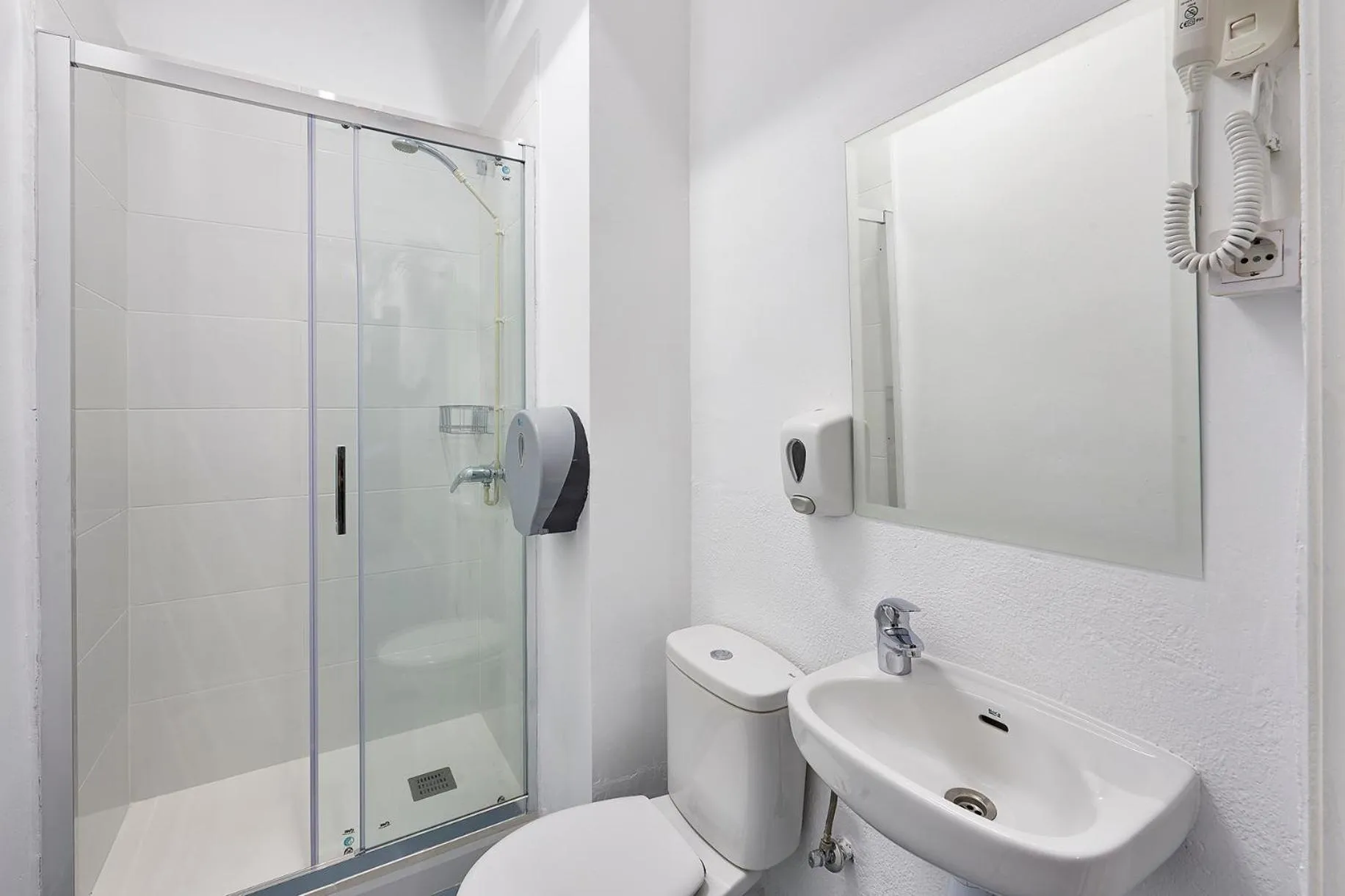 Bathroom in Hola Hostal Collblanc