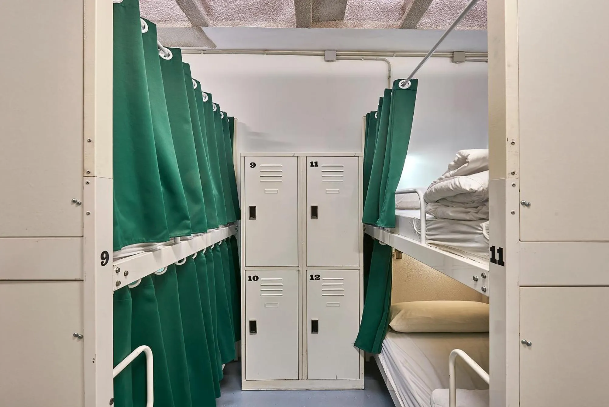 Decorative detail, Bed in Hola Hostal Collblanc