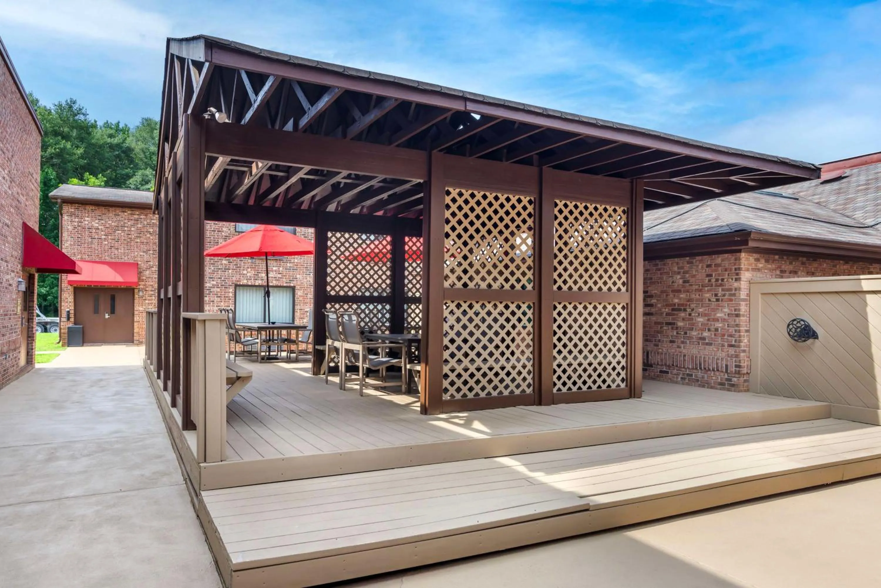 Property building in Best Western Auburn/Opelika Inn