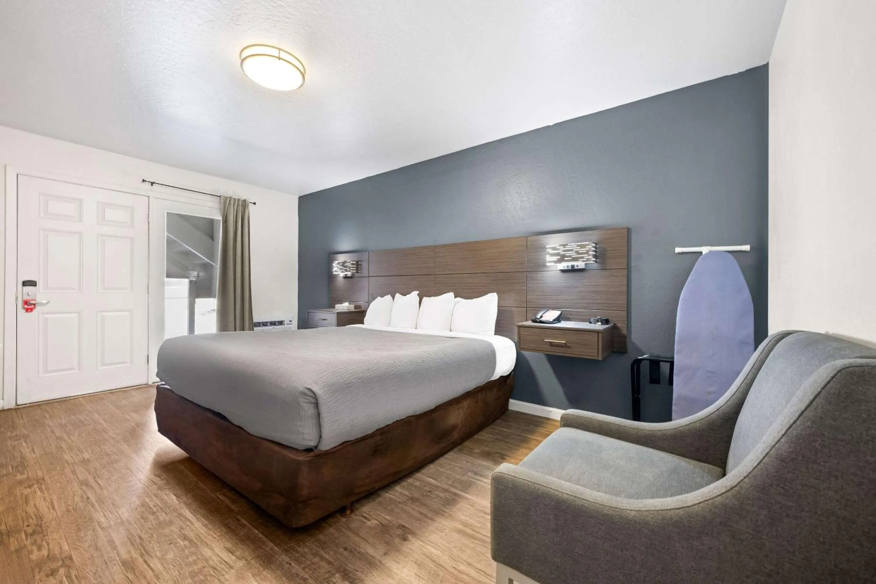 Bedroom, Bed in Econo Lodge Inn & Suites Heavenly Village Area