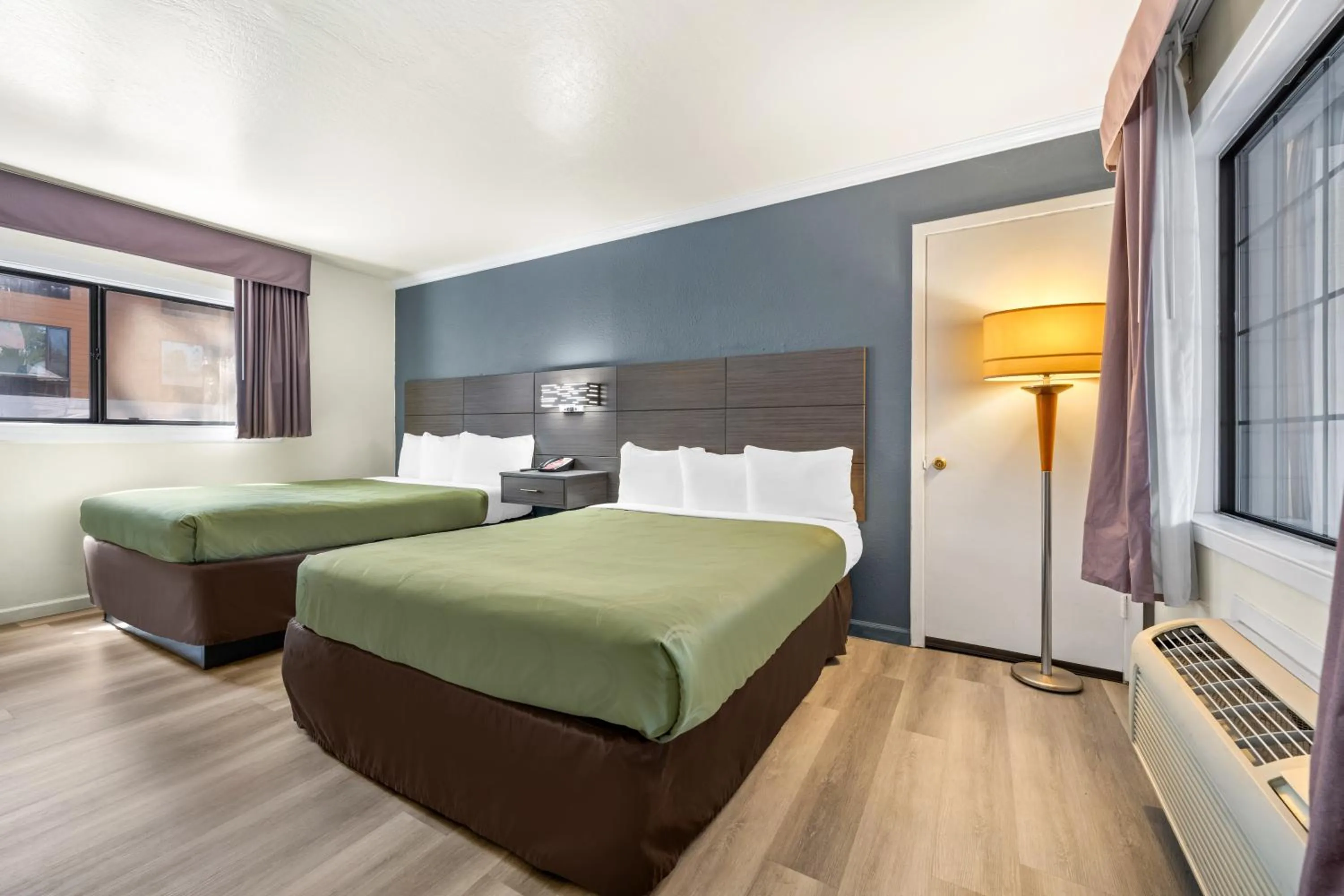 Bed in Econo Lodge Inn & Suites Heavenly Village Area