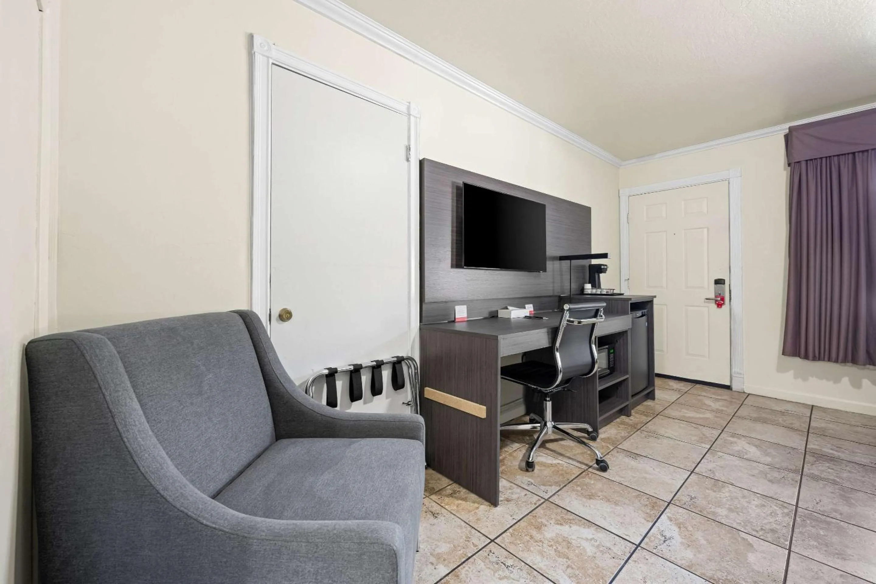 Bedroom in Econo Lodge Inn & Suites Heavenly Village Area