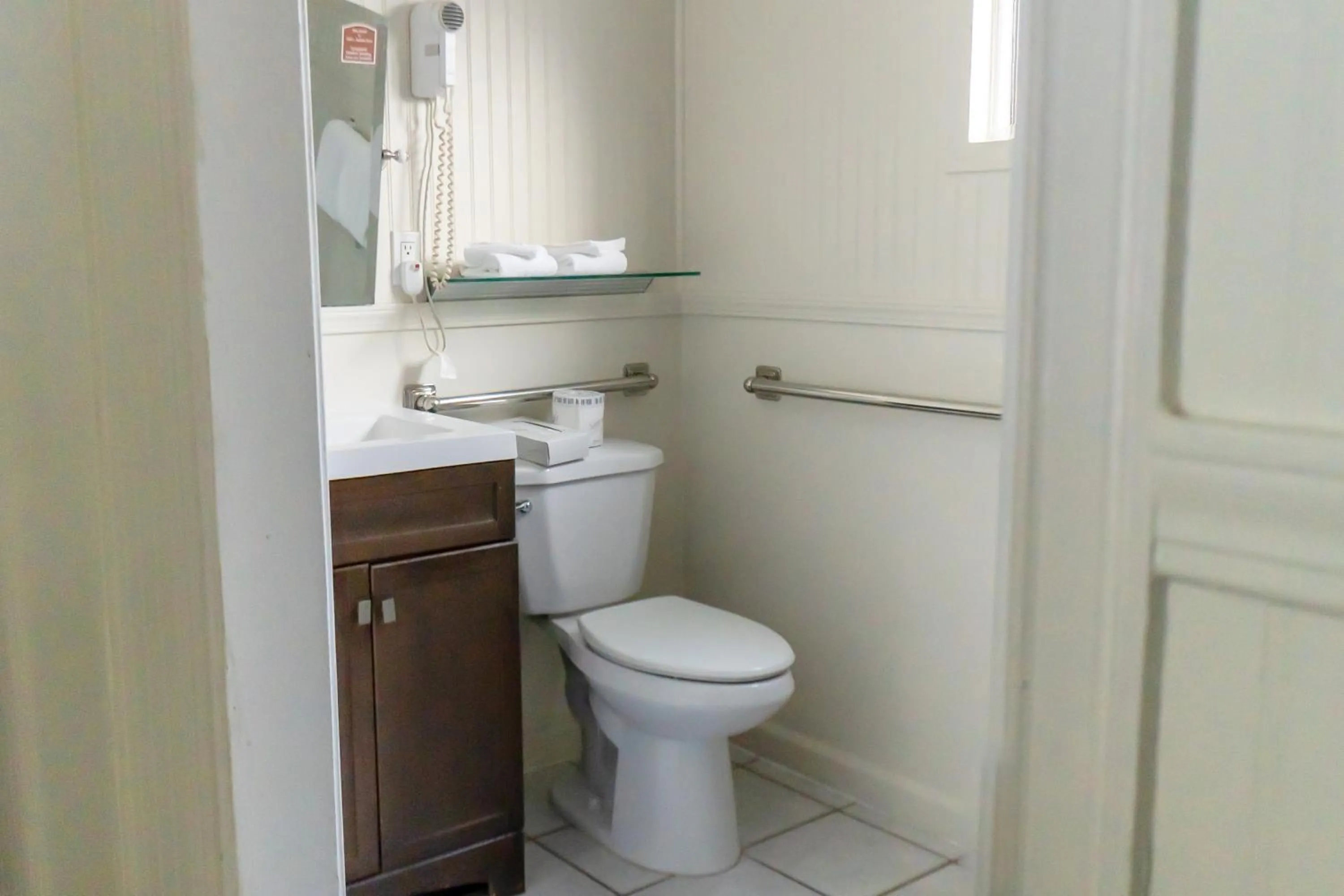 Bathroom in Econo Lodge Inn & Suites Heavenly Village Area