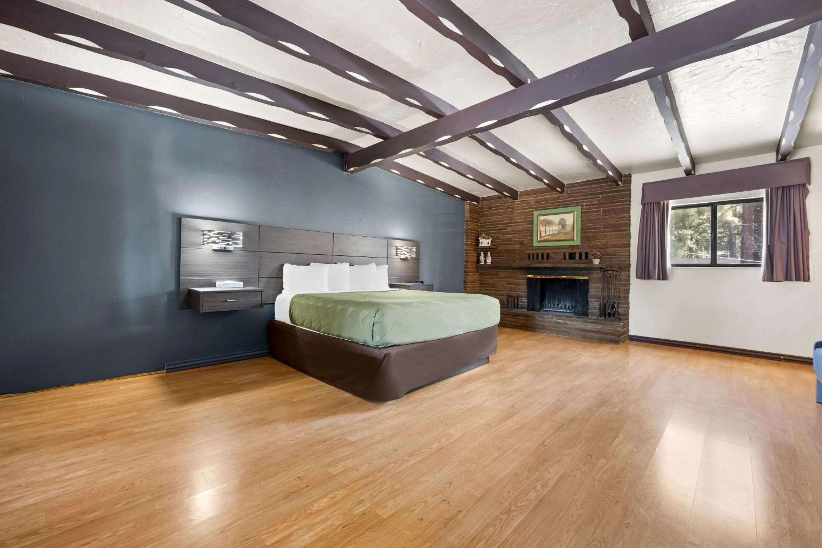 Bedroom, Bed in Econo Lodge Inn & Suites Heavenly Village Area