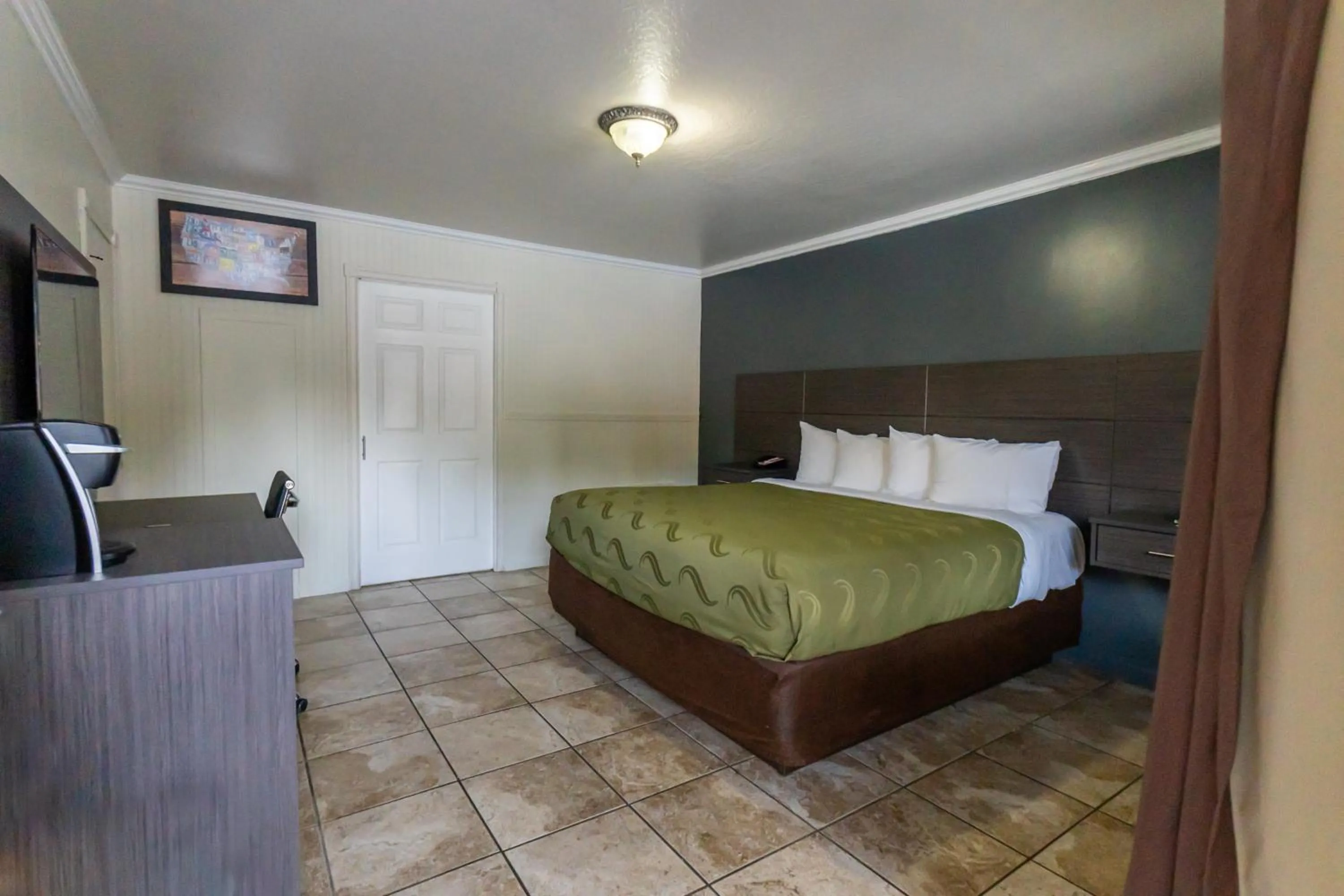 Bedroom, Bed in Econo Lodge Inn & Suites Heavenly Village Area