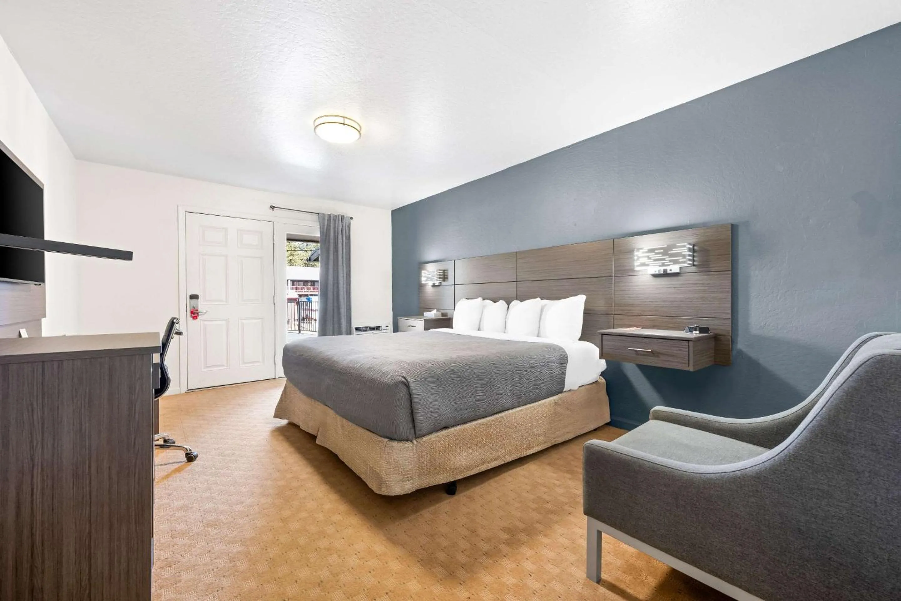 Bedroom, Bed in Econo Lodge Inn & Suites Heavenly Village Area