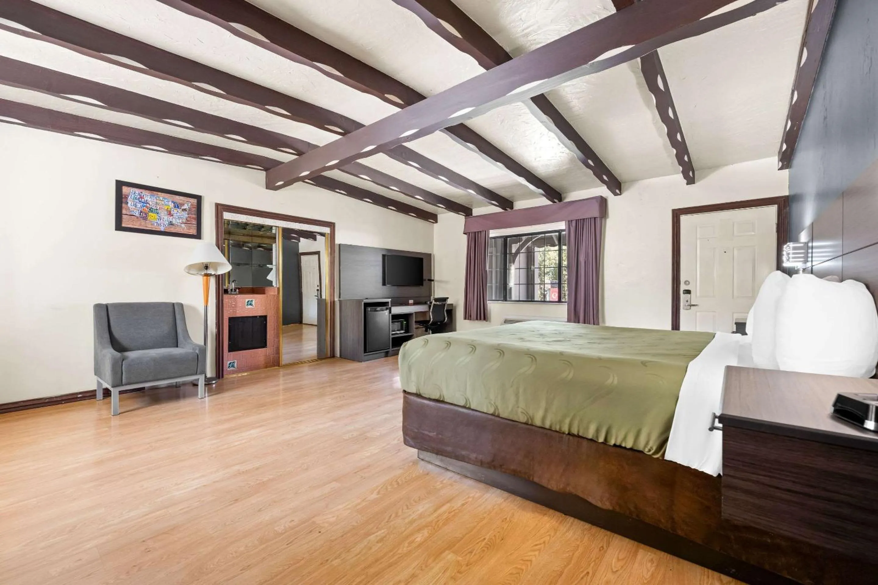 Bedroom, Bed in Econo Lodge Inn & Suites Heavenly Village Area