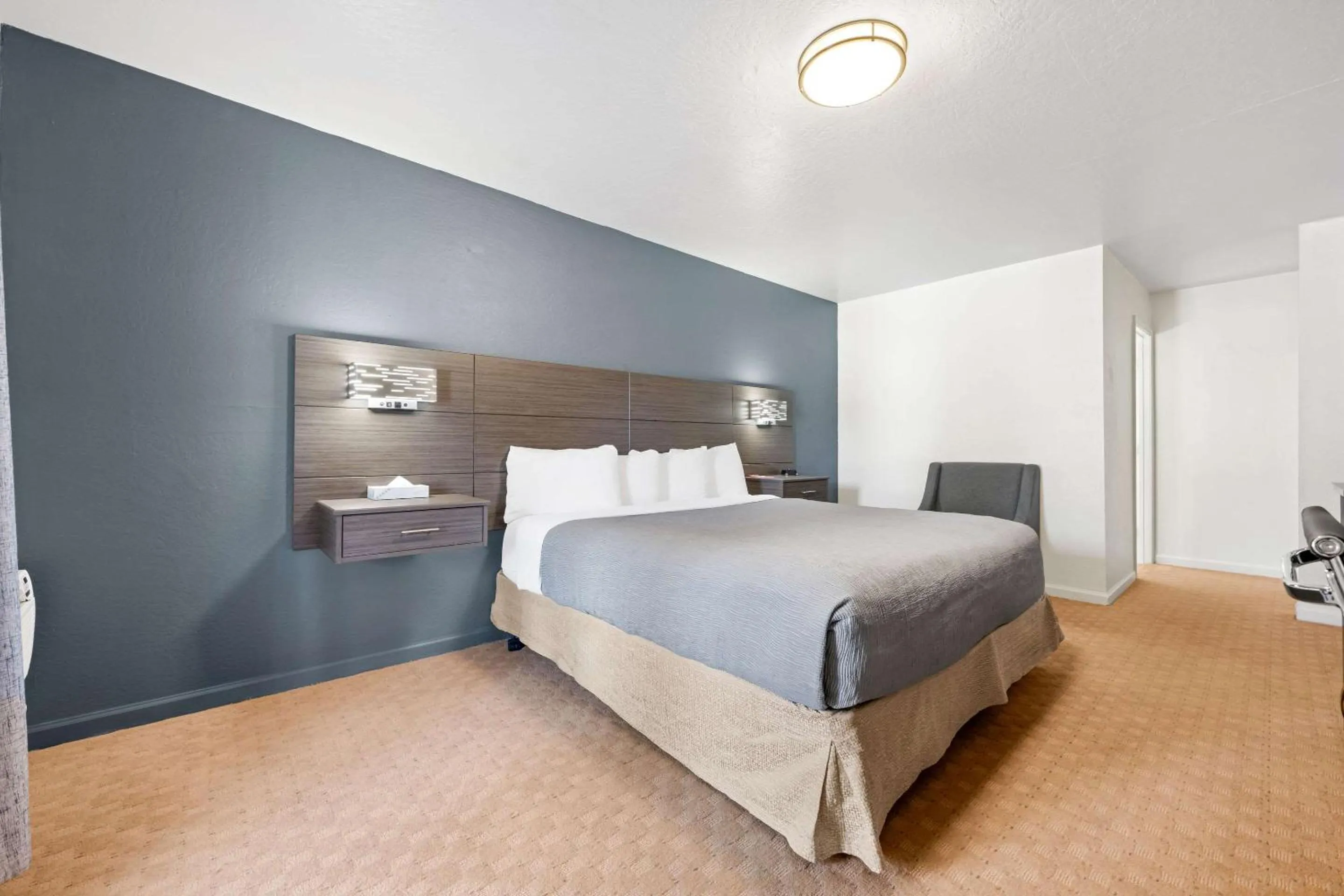 Bedroom, Bed in Econo Lodge Inn & Suites Heavenly Village Area